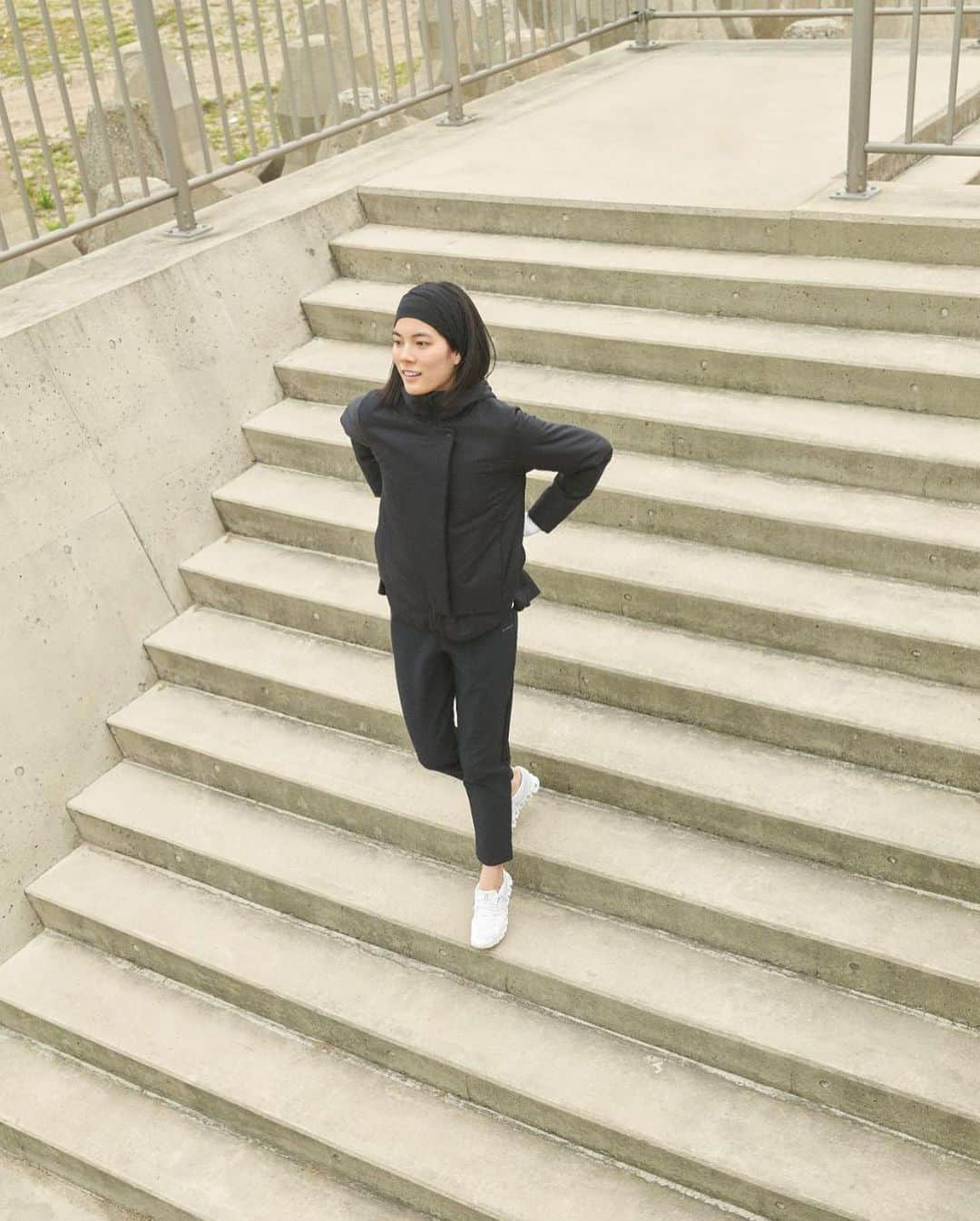 DANSKIN Japanさんのインスタグラム写真 - (DANSKIN JapanInstagram)「【WARM STYLE】for RUN  冬のランニングは軽やかな中わたジャケットで身体を温めて。  🏷DANSKIN ALLEGRO INSULATION JACKET 商品型番 DC323302 ￥35,200(税込) 軽量ではっ水機能を備えた中わたジャケットはバックデザインがポイントです。 中わたには機能素材の光電子を使用していて、遠赤外線輻射作用により自然なあたたかさが持続します。  🏷ESSENTIAL FIT WARM LONG PANTS 商品型番 DC423301 ￥12,100(税込) 裏起毛で温かさを加えながらすっきりとしたテーパードシルエットのパンツは動きやすく快適なはき心地です。 さまざまなワークアウトに適しているので冬のスポーツウエアとして一着あると便利です。  詳細は画像の商品タグをごCHECK🔖 DANSKINブランドサイトではWARMコンテンツを公開中。プロフィールTOPのURLよりぜひあわせてご覧ください。  #danskin #danskinjapan #ダンスキン #こころとからだ #わたしを生きる」11月9日 18時25分 - danskin_japan