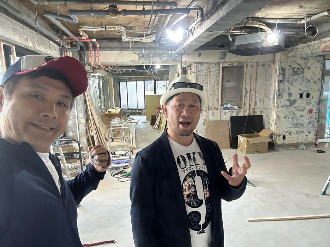 菊田早苗のインスタグラム：「中野に本店を持つ日本最大手の格闘技ジム、トイカツ戸井田代表。 お茶ミーティングからグラバカ製作中の物件へ。 自分もトイカツ氏もお互いライバルと思っていない。過去には落合、赤羽と様々な場所で被って来た二つのジム。 今回26日のオープンパーティーに来てくれるそう。誘う方も誘う方だが、来る方もさすがW 中野駅南口を、この二つのジムが盛り上げる！いいミーティングでした！😊 #グラバカ中野 #トイカツ中野 #中野駅南口」