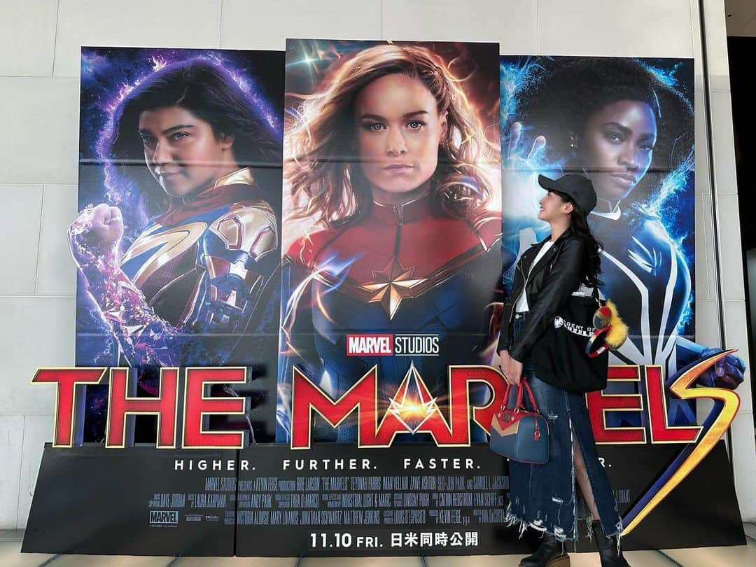 関根ささらさんのインスタグラム写真 - (関根ささらInstagram)「明日公開の #マーベル 最新作『#マーベルズ』のジャパンプレミアにて最速試写会に参加させていただきました🥹🩷🎬  1人で何度もピンチを救ってきたキャプテン・マーベルが、仲間とチームプレーで闘う姿に涙。そしてこれこれこれ‼️これを待ってた‼️な最高の展開に興奮が止まりませんでした😭🩷  さすが私の推し！最高の推し🥹👏  #PR #マーベルズ試写会 #themarvels  . . . . ↑ここまでがTwitterにも書いたこと！  ここから下はただのオタク関根が殴り書きします💡 . . . . そんな私の昨日の装備は、映画「#キャプテンマーベル 」で #ニックフューリー にプロジェクトペガサス(NASA／米空軍施設)に連れて行かれた時のキャロルダンバース🧢でした⭐️  キャップは #SDCC で買ってきた #agentsofshield のもの！！！全く同じデザインのキャップ！！！ #サンディエゴコミコン 行った甲斐があった！！！わーーーーい！！！🖤🩶 . . . . Twitterに書けなかったことをここに書かせていただくと、過去作品の予習は【必須ではない】ということと、勇敢で優しくて誰よりもかっこいいキャロルダンバースがとにかく！本当にとにかく最高で、そんなキャロルが心を許しさまざまな運命が絡み合ってチームとして共に戦うマリアランボーとかマラカーン。それぞれが大事な役割を担っていて3人全員がちゃんと活躍してるのが最高でした。  あと猫！！！猫！！！これは完全に猫映画！！！！！🐈🐈‍⬛🐈🐈‍⬛ #ニャーベルズ がすぎる！！！最高🥹🥹💫  もちろん過去作を見てから見ればより深いところまで楽しむことができますが、作品の中で過去作品をフォローしてくれるので必須ではありません！とにかく最高に面白いので皆さんぜひ映画館でご覧ください……！ . . . . この映画のネタバレなし感想＆ポイントのおさらいを11/11(土)の映画トークイベントで話します！映画を見てからでも、見ずにでも、ぜひお越しください♡ . . . . #marvelmovie #marvelcomics #marvelstudios #marvelcinematicuniverse #mcu #captainmarvel #マーベル #マーベル好きと繋がりたい #試写会 #映画 #映画好き #映画鑑賞 #映画レビュー」11月9日 18時27分 - sasarasekine