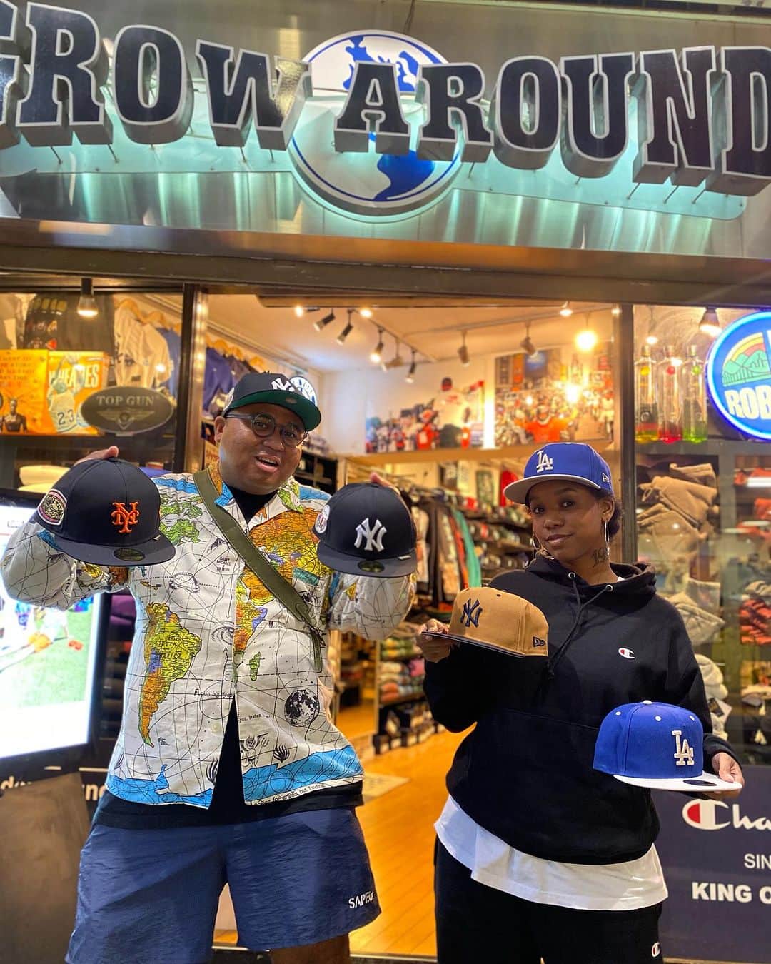 GROW AROUNDのインスタグラム：「#growaroundnewarrivals   今週もNEWERA 59FIFTY FITTED CAP 新たに4型入荷致しました‼️  今回は日本国内では既に完売しているアイテムが登場🔥  そしてマテンロウのアントニーさんにモデルをしていただきました‼️ ありがとうございます🤝  59FIFTY DUCK CANVAS CAP  9オンスのダックキャンバス生地を採用したシリーズ🛠️ 生地本来のハリ、コシの活きた風合いに仕上がっています。 DUCK JACKETなどと合わせてみてもバッチリですね👍 YankeesとDodgers、2型の登場です。  59FIFTY GORE-TEX PACLITE COOPERS TOWN  防水透湿性に優れた高機能素材GORE-TEX PACLITEを採用したコレクション💧 2レイヤー仕様で軽量化に特化しています🌬️  こちらはYankeesとMets、2型の登場です！ ロゴはCOOPERSTOWN仕様でサイドパッチ付きになります🗽  明日11月10日、12時より渋谷店とオンラインでの発売になりますのでお間違いなく☑️」