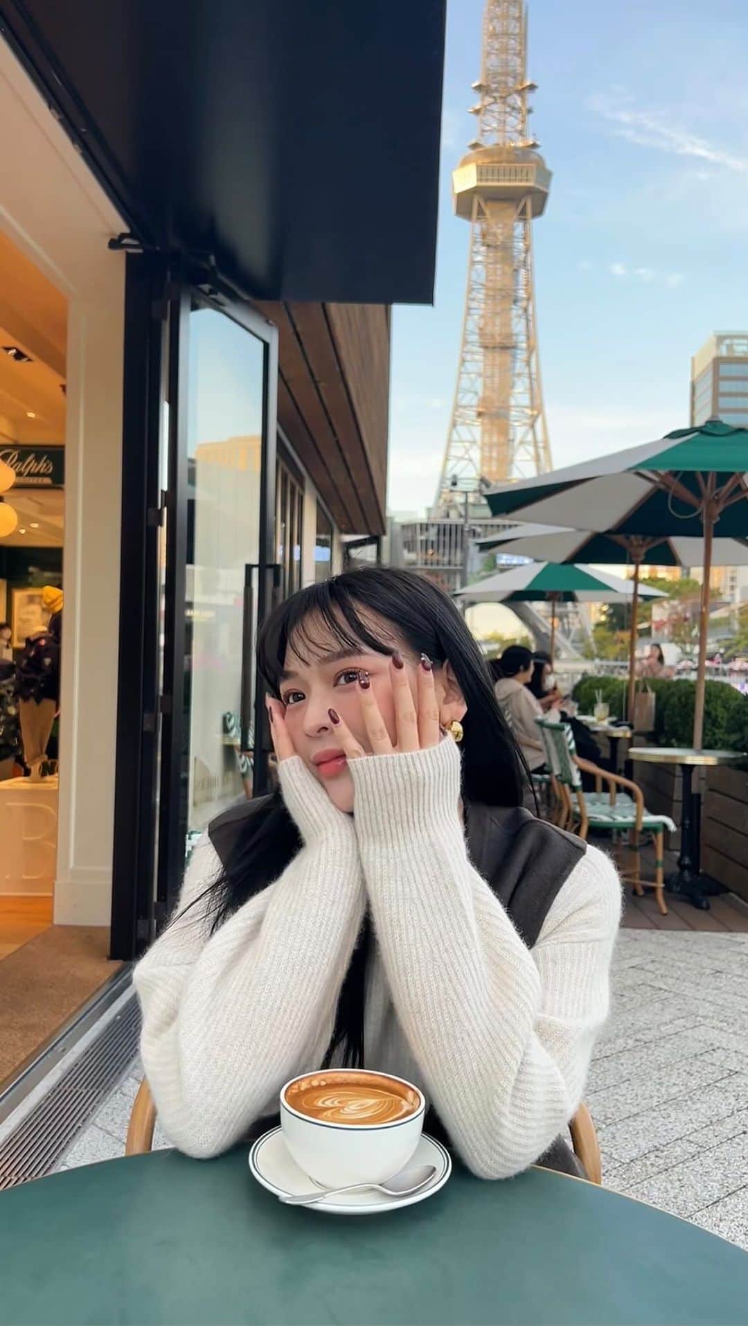 古川貴絵のインスタグラム：「・ ラテが気分🤎 冬はホワイトコーデしなくなる⛄️  このコート3WAYなの😮‍💨 ベストにもジャケットにも、 重ねて着てロングコートとしても着れる🤎  コートもトップスも @beautyandyouth_official だよ✨  ———————— ▶︎ 3WAYリバーコート ￥49,500  ▶︎ボリュームスリーブ ショート ニット プルオーバー ￥16,500 -———————————   #BEAUTYANDYOUTH #ビューティアンドユース」