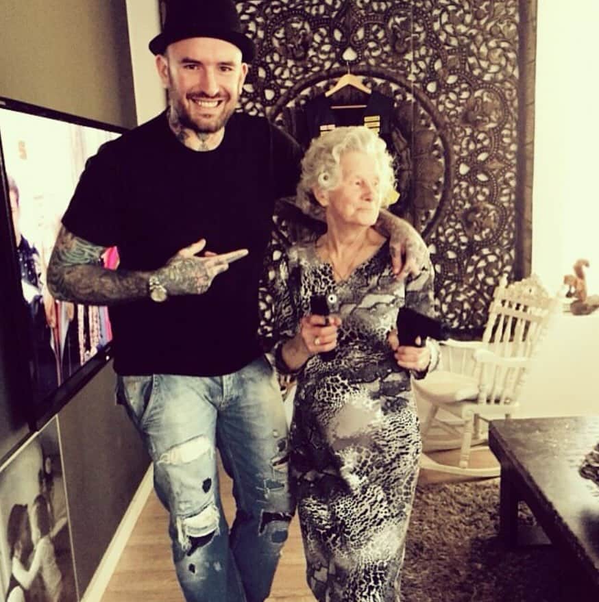 ベン・ソーンダースのインスタグラム：「oma Jansie is 90 Today 🏆#Gipsyqueen」
