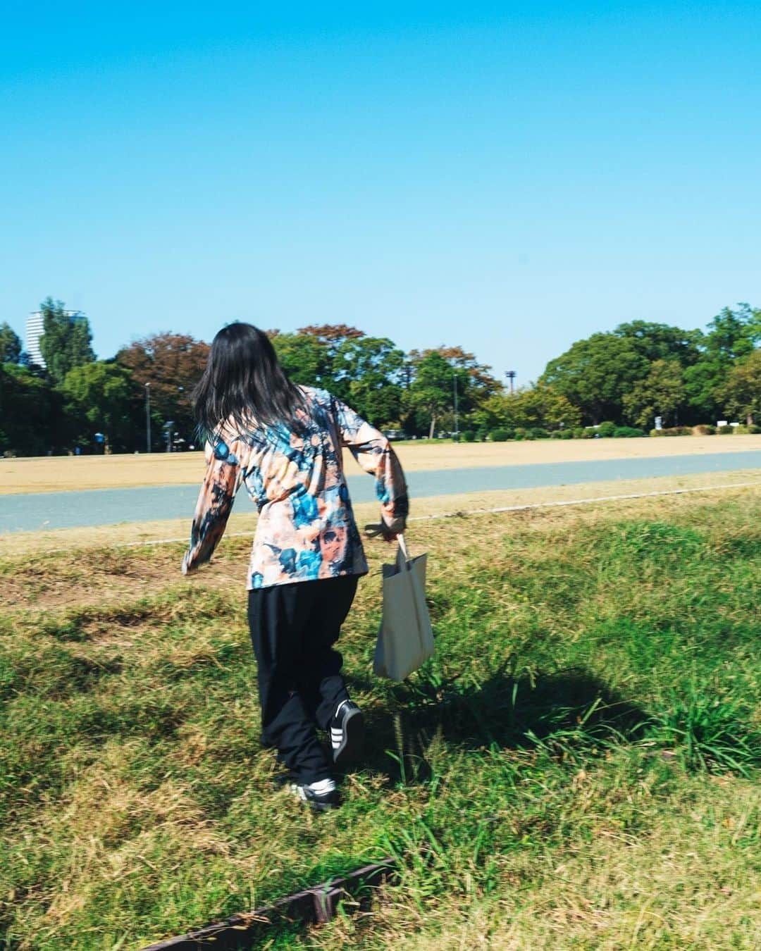 由薫（YU-KA）さんのインスタグラム写真 - (由薫（YU-KA）Instagram)「🌳GOODS紹介🌳  みて！！ 　 男性も女性も使いやすいデザインを意識しました キーホルダーとステッカーは私がお絵かきしました 明日のライブでも物販あるのでみんなお揃いしましょう…！ 筋肉痛私より  “Blue” merch  Tote bag ⭐︎2500yen Key ring ⭐︎1500yen Sticker ⭐︎300yen  Photo by @_rrl_aeda」11月9日 18時30分 - yukayu_ka79