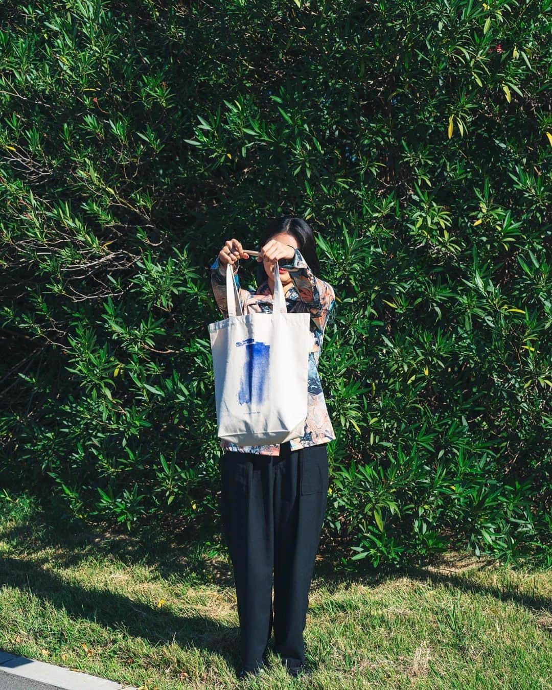 のインスタグラム：「🌳GOODS紹介🌳  みて！！ 　 男性も女性も使いやすいデザインを意識しました キーホルダーとステッカーは私がお絵かきしました 明日のライブでも物販あるのでみんなお揃いしましょう…！ 筋肉痛私より  “Blue” merch  Tote bag ⭐︎2500yen Key ring ⭐︎1500yen Sticker ⭐︎300yen  Photo by @_rrl_aeda」