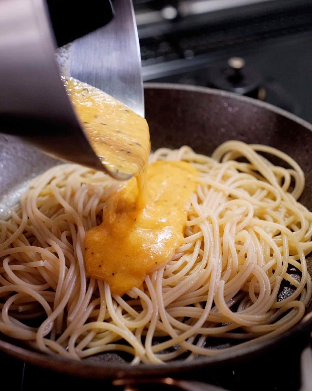 Ryogoさんのインスタグラム写真 - (RyogoInstagram)「🍝 生ハムの焦がしバターカルボナーラ。 これは個人的にかなり好きなアレンジのおうちパスタ。 ⁡ 焦がしバターの風味と生ハムの旨みの組み合わせがたまらないので、ぜひおうちで試してみてくださいな🤤 ⁡ ——————————— ⁡ ▹レシピ本 初著書「おうちで本格！BINANPASTA流 映えうまパスタレシピ」(宝島社)が11/17に発売決定📙ハイライトの【🎁レシピ本】にリンクあります。 ⁡ ——————————— ⁡ ✱ 今日のパスタ 『生ハムの焦がしバターカルボナーラ』 ⁡ ⋈ 材料(1人前) パスタ　80g 生ハム　適量 バター　15g ☆全卵　1個 ☆卵黄　1個 ☆粉チーズ　15g ☆ブラックペッパー　適量 塩　適量 ⁡ ⋈ 作り方 1. ☆を混ぜ合わせておきます。→★ 2. 沸騰したお湯の中に塩を入れてパスタを茹で始めます。 3. フライパンにバターを入れてバターが褐色になるまで加熱したら火を消しておきます。 4. 茹で上がったパスタと茹で汁（お玉1/2杯程度）をフライパンに入れて素早く混ぜ合わせます。 5. 次に★を加えてとろみが付くまで火加減に気を付けながら混ぜ合わせます。 6. お皿に盛り付けたら、仕上げに生ハムとブラックペッパーをトッピングして完成です。 ⁡ ⋈ 詳しくはHPでご紹介 https://binanpasta.com/prosciuttobuttercarbonara/ *プロフィール(@binanpasta )からアクセスできます。←愛用アイテム一覧もあります。 ⁡ ✱「BINANPASTAのレシピを参考に作ったよ」という方は、ぜひ @binanpasta をタグ付けして写真を投稿してください。XやThreadsも大歓迎👏👏 ⁡ -——————————— ⁡ ▹YouTube 2チャンネルあります。チャンネル登録してね🍳 ・まかない食堂 ・BINANPASTA ⁡ ▹レシピサイト(BINANPASTA) 約700種類のパスタレシピを無料で公開しています🍝 *プロフィール(@binanpasta )からも飛べます。 ⁡ #BINANPASTA #パスタレシピ #私のおうちパスタ  ⁡ -——————————— ⁡ #パスタ #レシピ #カルボナーラ #フーディーテーブル #おうちごはん」11月9日 18時31分 - binanpasta