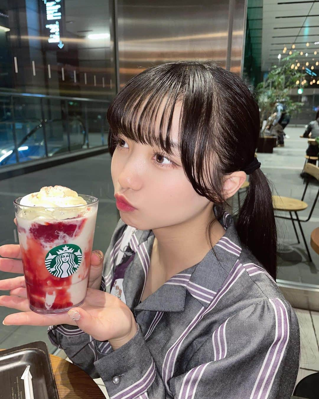 山田なる（ナルハワールド）さんのインスタグラム写真 - (山田なる（ナルハワールド）Instagram)「🍓🍓🍓 ⁡ ⁡ スタバの新作💞 ちゃんと初日に飲んでたのに載せてなかった！ ⁡ キラキラしてて可愛かった☺︎ あとやっぱりいちご美味しい~！🫶 ⁡ #スターバックス #スタバ #ストロベリーメリークリームフラペチーノ」11月9日 18時31分 - naruhaw