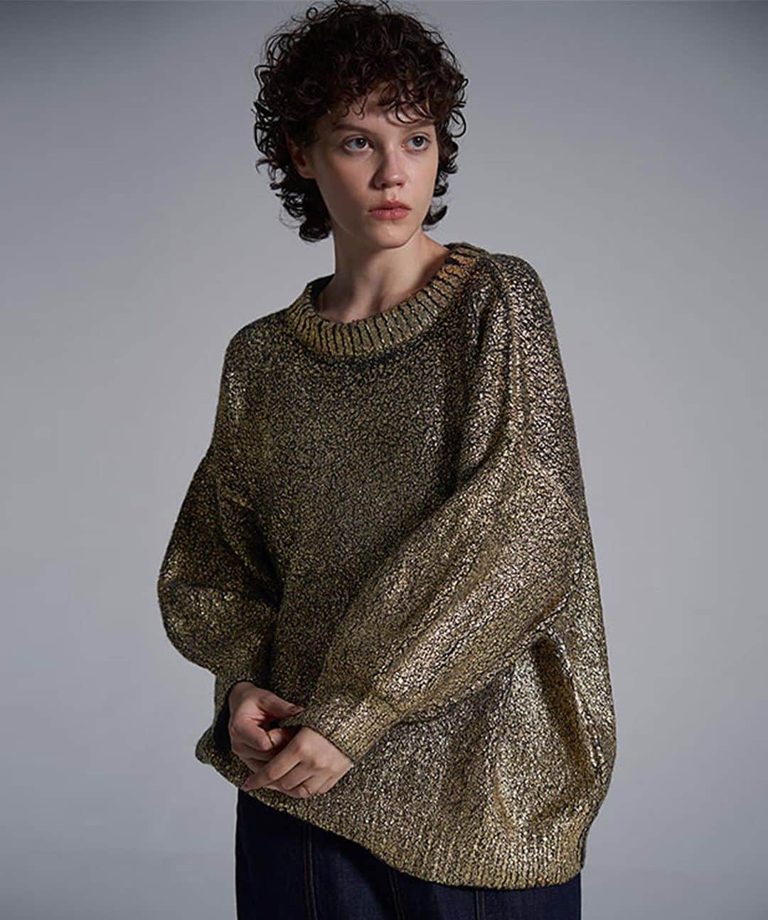 ステュディオスさんのインスタグラム写真 - (ステュディオスInstagram)「〈MECRE〉  グリッタープリントニットプルオーバー  贅沢に箔を乗せたニットプルオーバー。 グレーにシルバーの箔、ブラックにゴールドの箔を載せ仕上げました。 箔感も強すぎず、シルバーはグレー見えするのでコーディネートがし易いのもポイント。 表面にのみコーティングしているので、着心地は柔らか。 一枚で主役となるプルオーバーです。  #MECRE #STUDIOUS #ステュディオス」11月9日 18時41分 - studious_official