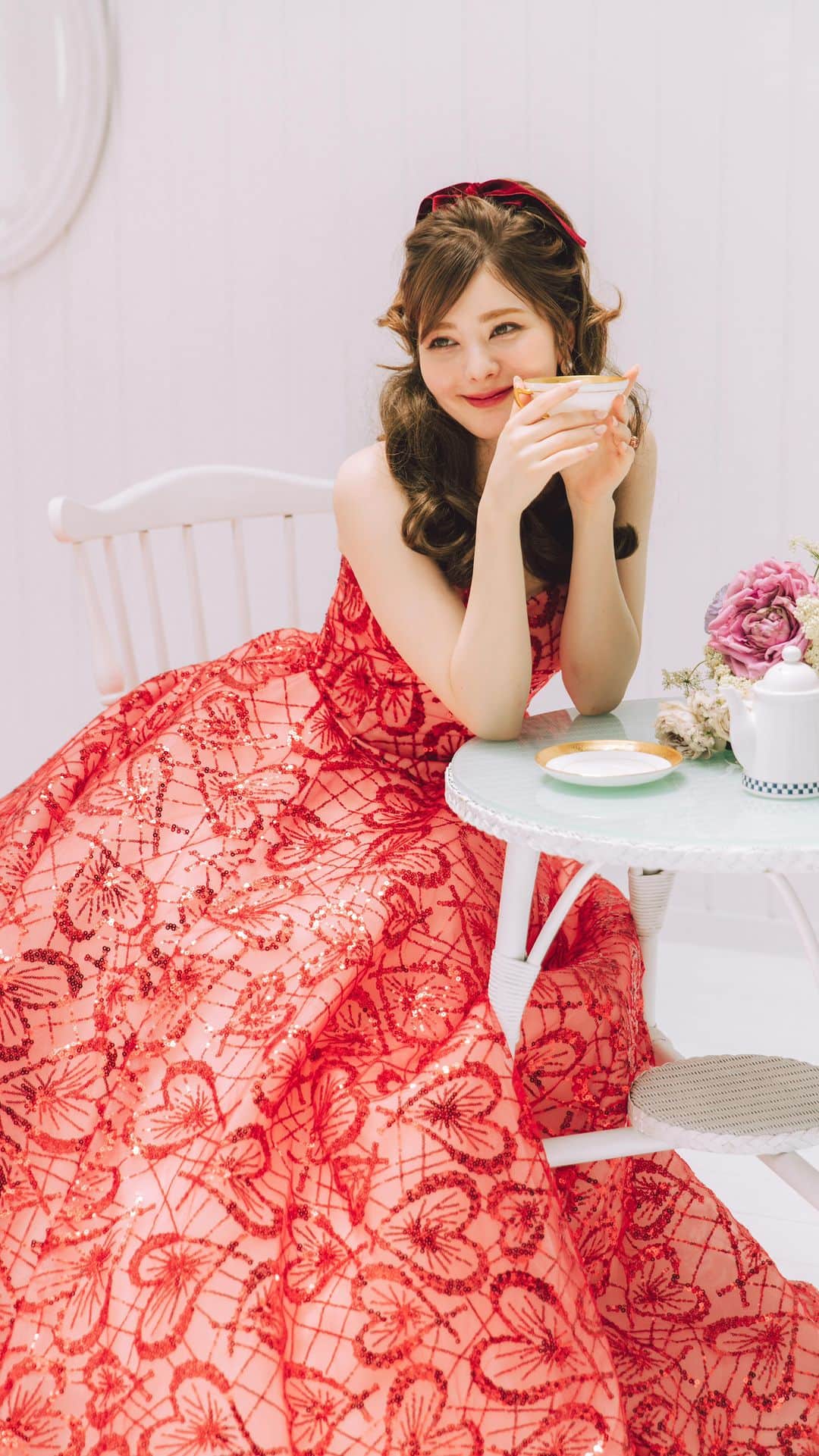 THE HANYのインスタグラム：「【Coeur ~キュール~】  〜THE HANY20周年記念ドレス〜  デザイナー伊藤羽仁衣(@hanyito)の宝物である ハートモチーフの洋服やジュエリーたち。 その全ては今は亡き父からのプレゼント。  幼い頃からハートに囲まれて育った伊藤羽仁衣が 自身と幸せのアイコンと称するハートを スパンコールでドレスに描きました。  フランス語で「ハート」を意味するキュール。  花嫁様の大切な人たちまでも 幸せで包まれますように そんな想いが込められた1着です♡  東京本店限定デザイン #thehanyキュール ・」