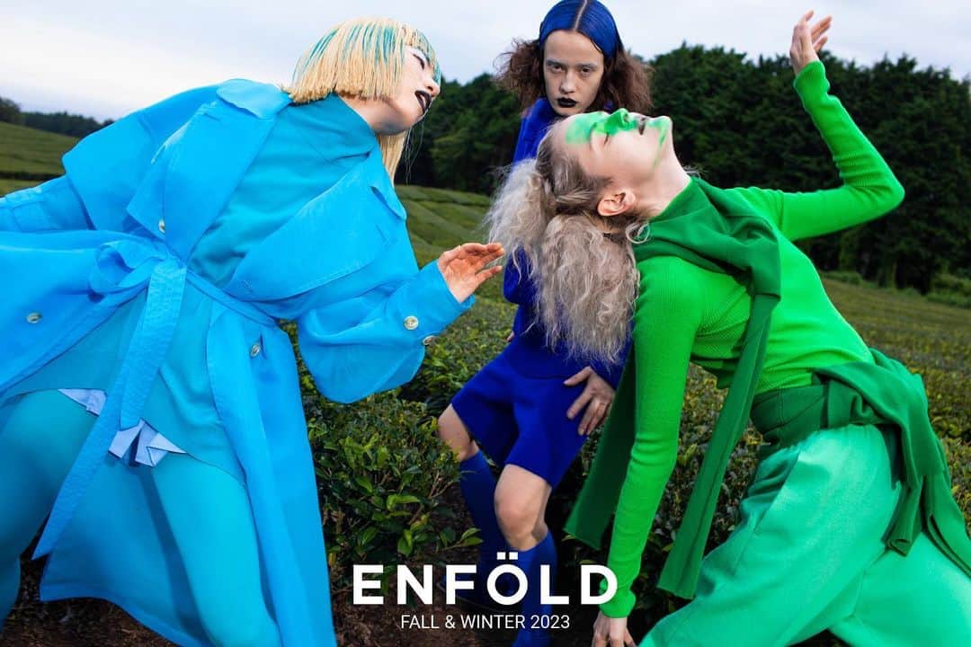 ENFÖLDさんのインスタグラム写真 - (ENFÖLDInstagram)「ENFÖLD FALL & WINTER 2023  ー  うごく！うごく！命がうごく！ Life is wriggling!  一面に広がる、生命力みなぎる艶やかな緑の中、ENFÖLDのビビットなカラーを纏ったモデルたち。洋服の力を生命力に変換した彼女たちは、人間であることを離れ、何か別の生命体として、うごめいているように見えます。その姿は生きる上での制約や概念などが拭い去られた、命だけのピュアな姿。ENFÖLDが理想とするのはそのような考え方であり生き方です。  ー  Life is wriggling!  The glossy green that spreads all over and is full of vitality, and the models are wearing ENFÖLD's vivid colors. The power of their clothes transform into life force, seem to be wriggling away from being human beings and becoming some other form of life. Its appearance is a pure form of life, with the restrictions and concepts of life wiped away. ENFÖLD's ideal is such a way of thinking and a different way of life.   ー  움직인다! 움직인다! 생명이 꿈틀거린다!  한 쪽을 가득 채운 생명력 넘치고 윤기 흐르는 그린 속에서 ENFÖLD의 비비드한 컬러를 걸친 모델들. 옷의 힘을 생명력으로 변환환 그녀들은 인간을 넘어 또 다른 생명체로서 움직이는 듯이 보인다. 그 모습은 삶의 제약과 관념이 사라진, 오직 생명만 있는 순수한 모습이다. ENFÖLD가 이상적이라고 생각하는 것은 바로 그런 생각과 삶의 방식이다.  #enfold_official #enfold #enföld  #enfold_23FW」11月9日 18時41分 - enfold_official