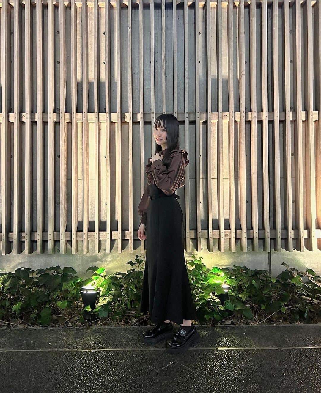 のインスタグラム：「今日は大学の課題の下書きまで進めて、その後お仕事でした☺️ 珍しくチョコレート色のお洋服🍫  明日もとっても盛りだくさん！頑張ります✊ ・ ・ ・ #秋コーデ#コーデ#チョコレート#ロングスカート」