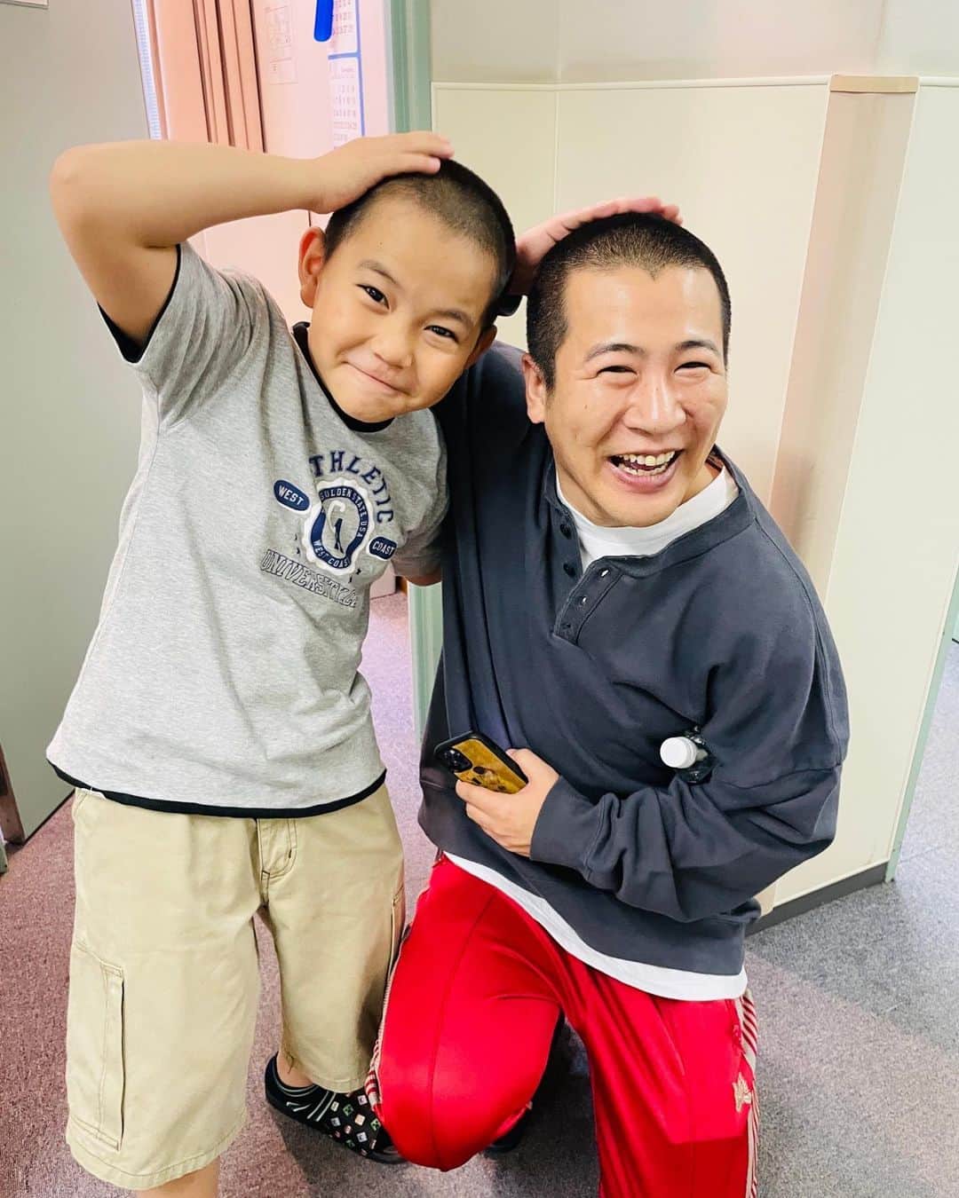 下剋上球児のインスタグラム：「👨‍🦲🏪  青空とコンビニ店員青沼さん🏪 本編ではなかなか出会わないお2人ですが、 髪型がお揃いな仲良しレアショットです📸  #tbs #日曜劇場 #下剋上球児 #コンビニ店員青沼さん #南雲青空 #11月12日よる9時第5話放送✨」