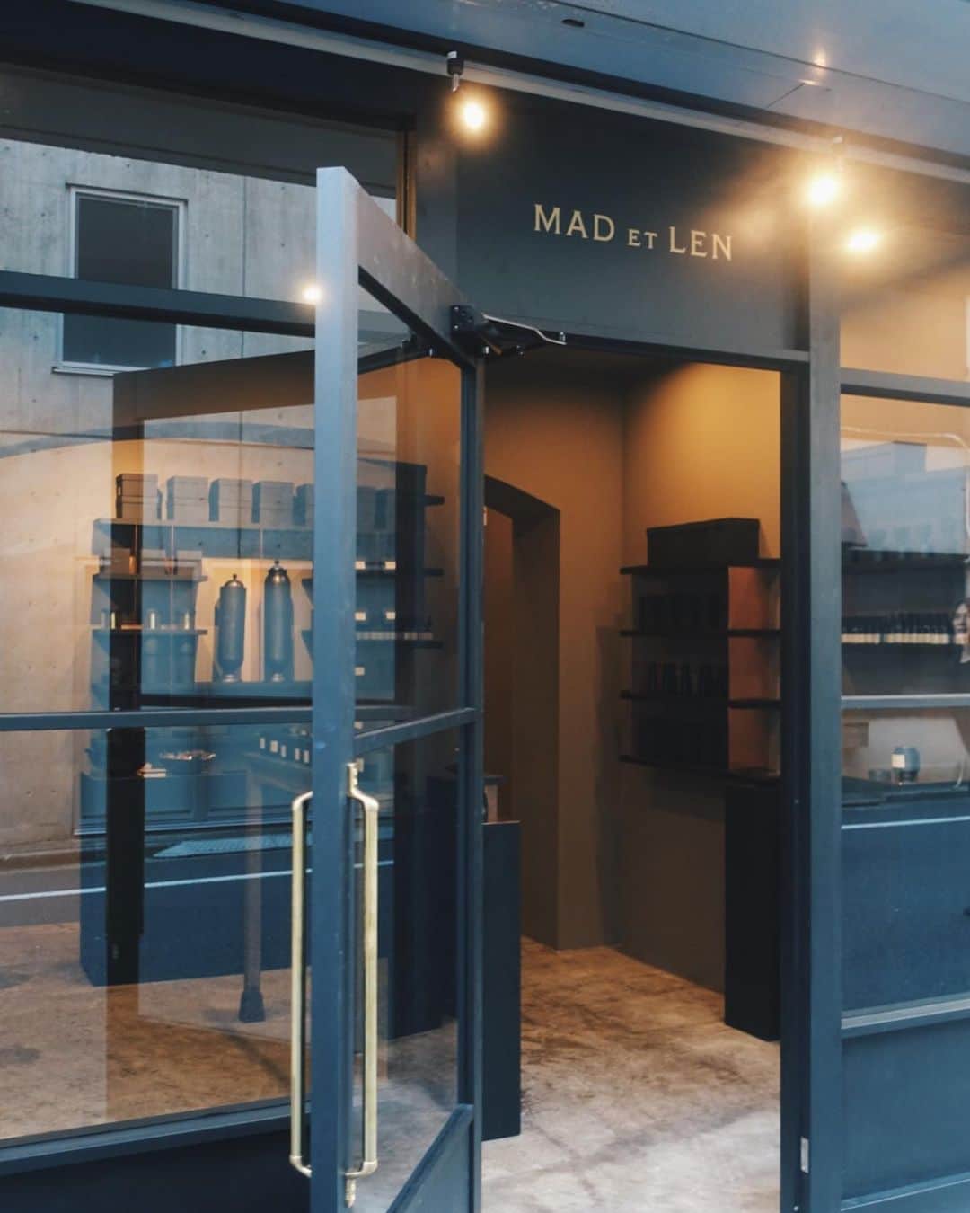玉城翔子さんのインスタグラム写真 - (玉城翔子Instagram)「@madetlen_japan の直営店が 明日11/10にオープン。  ときめきが止まらない空間でしたああああ  オイルｹﾞｯﾁｭ！」11月9日 18時36分 - shoco1116