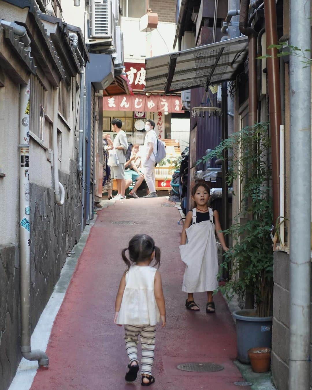 里見茜さんのインスタグラム写真 - (里見茜Instagram)「‪‪𖥧𖤣 熱海駅前平和通り名店街 をお散歩🪭 冒険心が強い子供達、2人になった途端スタスタ行ってしまうので最近はもう目が離せません🫣💨 熱海駅から海岸の方へ向かうため、下り坂になっている距離はそんなに長くないので 子供達が歩くのにもちょうどいい商店街👭  いろんなお店が並んでいて 通るだけでもワクワクする、観光にはうってつけの場所でした🤤🤍 #熱海#名店街#食べ歩き #観光地  #熱海駅前平和通り商店街」11月9日 18時36分 - satomiakane