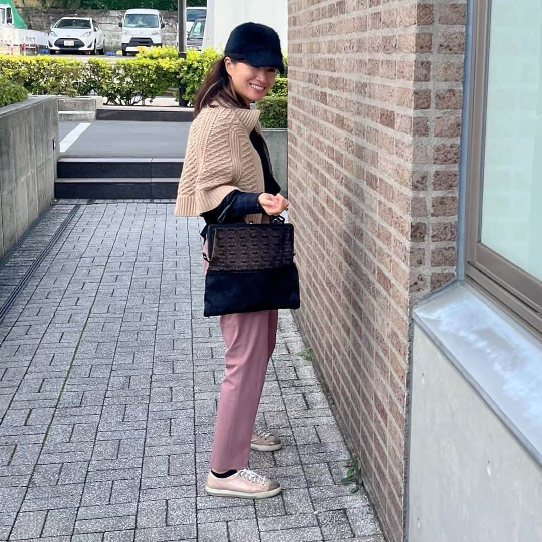 瓜生明希葉のインスタグラム：「数年前に買ったこのユニクロのパンツの色がめちゃくちゃ好き😊  モーヴピンクというのかな。  そろそろモフモフしたアイテムもご活躍の季節。  10年前くらいに買ったこのファーバッグは蝶々の透かし生地がアートみたいでとても気に入っている🥰  その年、その季節で”気分”は変わるけど”好きなもの”は根本的には変わらないな、と思う今日この頃🫶  #アラフォーコーデ  #baglover」