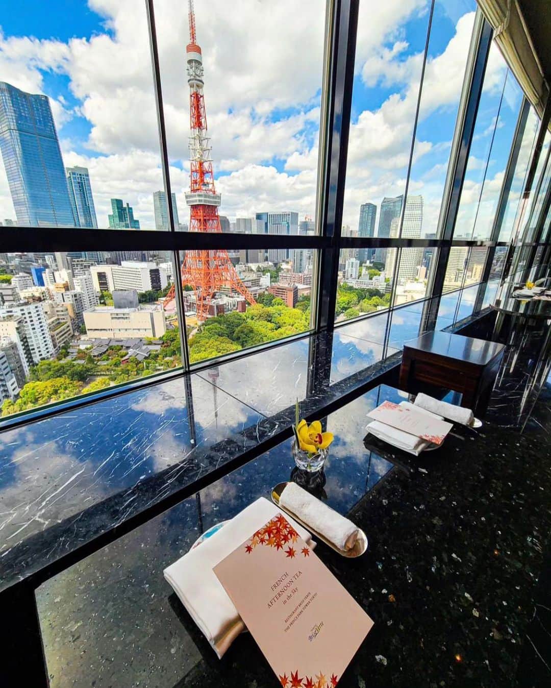 ザ・プリンス パークタワー東京さんのインスタグラム写真 - (ザ・プリンス パークタワー東京Instagram)「秋の味覚を上品に味わうフレンチアフターヌーンティー 🍁 一つひとつ丁寧に仕上げたホテルシェフの味をご堪能ください。  平日限定で、東京タワーの絶景を間近に楽しむ「スカイラウンジ ステラガーデン」をご利用できるプランもご用意しております。  @morimai0227 さま、素敵なご投稿ありがとうございます✨  Indulge in the finest flavours of autumn amidst the finest views of the city, only at Stellar Garden Sky Lounge 🍁   The weekday-only French Afternoon Tea features a fabulously photogenic spread of tasty sweet and savoury treats, each meticulously handcrafted by our talented hotel chefs.  Come and spend a simply exquisite afternoon overlooking the majestic Tokyo Tower and the city's slowly emerging fall foliage 🍂  Photo by @morimai0227 ✨  Share your own images with us by tagging @princeparktowertokyo ————————————————————— #theprinceparktowertokyo #ThePreferredLife #hotelafternoontea #tokyotowerview #ザプリンスパークタワー東京 #東京タワーが見えるホテル #ホテルアフタヌーンティー #下午茶」11月9日 18時37分 - princeparktowertokyo