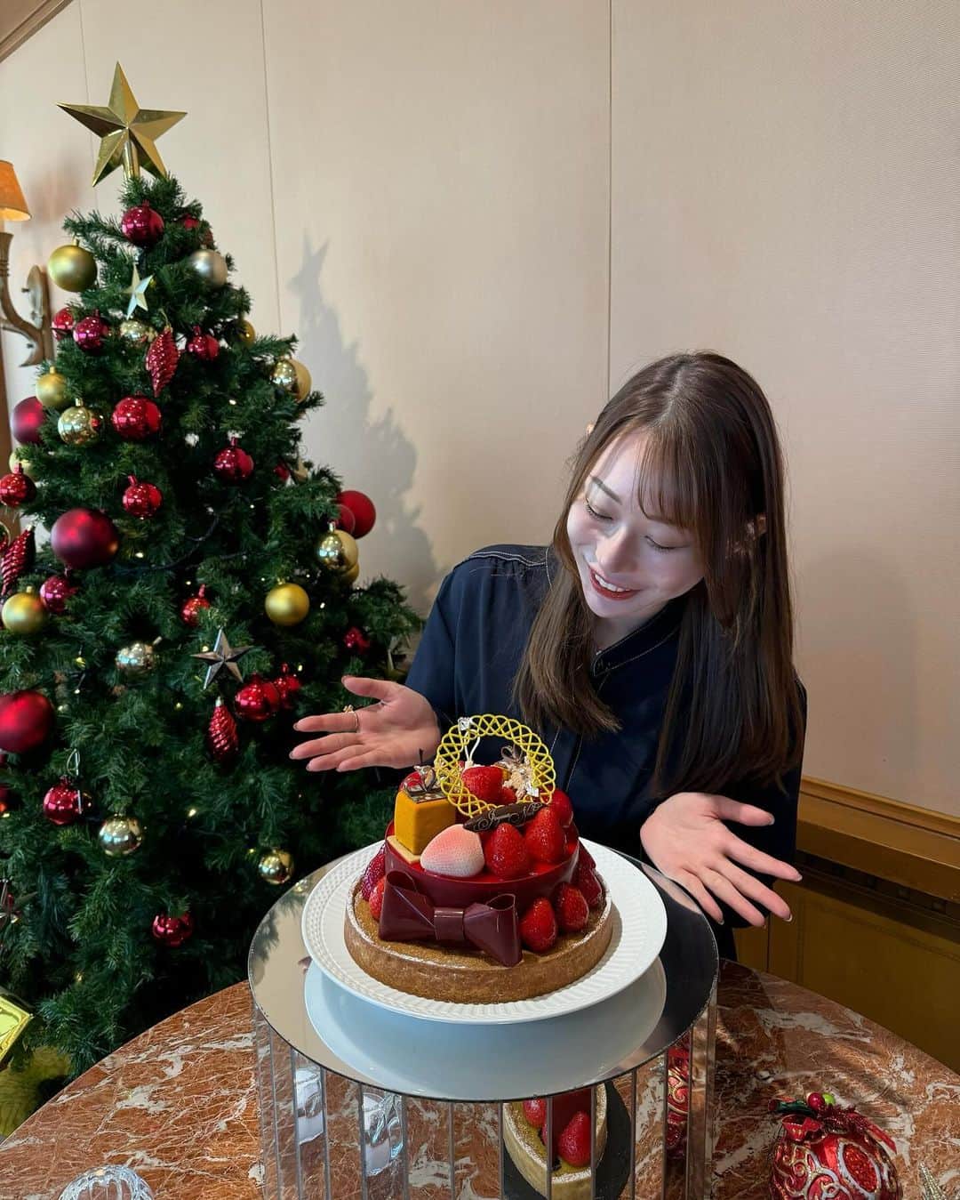 karen okajimaさんのインスタグラム写真 - (karen okajimaInstagram)「帝国ホテルの今年のクリスマスケーキもすごい！！🎅🎂  先日試食会に呼んで頂きました☺️ ちょこちょこ全種類頂いたんだけど、 どれも美味しかった🍰💗  私はプティガトーの中の、 レアチーズケーキ(ネジュー)が 1番すきだったよー☺️✨  スペシャルなケーキ、Plaisir(プレジール)も とても素敵で見てるだけで幸せ💓 25台限定要予約だよ✨  奈良県産の希少な苺「古都華」の甘みと香りを たっぷりと味わっていただけるスペシャルケーキ！ ピスタチオのタルトとホワイトチョコレートムースを プレゼントのようにリボンで飾ったケーキで美しい🎂 パティシエが、クリスマスの食卓が喜びに 包まれますように、と願って名付けられたみたい🤗🎁  他にもブッシュドノエルや、シュトレン ヘーゼルナッツと洋梨のクグロフや ミルフィーユや王道のショートケーキなど、、 どれも素敵てわ美味しかったのでぜひ 今年のクリスマスケーキは帝国ホテルさんが とってもおすすめです🎅💓💓  #PR #帝国ホテル #クリスマスケーキ #クリスマスケーキ2023#帝国ホテル大阪」11月9日 18時37分 - karenokajima0318