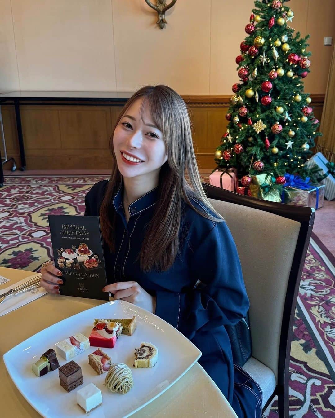 karen okajimaのインスタグラム：「帝国ホテルの今年のクリスマスケーキもすごい！！🎅🎂  先日試食会に呼んで頂きました☺️ ちょこちょこ全種類頂いたんだけど、 どれも美味しかった🍰💗  私はプティガトーの中の、 レアチーズケーキ(ネジュー)が 1番すきだったよー☺️✨  スペシャルなケーキ、Plaisir(プレジール)も とても素敵で見てるだけで幸せ💓 25台限定要予約だよ✨  奈良県産の希少な苺「古都華」の甘みと香りを たっぷりと味わっていただけるスペシャルケーキ！ ピスタチオのタルトとホワイトチョコレートムースを プレゼントのようにリボンで飾ったケーキで美しい🎂 パティシエが、クリスマスの食卓が喜びに 包まれますように、と願って名付けられたみたい🤗🎁  他にもブッシュドノエルや、シュトレン ヘーゼルナッツと洋梨のクグロフや ミルフィーユや王道のショートケーキなど、、 どれも素敵てわ美味しかったのでぜひ 今年のクリスマスケーキは帝国ホテルさんが とってもおすすめです🎅💓💓  #PR #帝国ホテル #クリスマスケーキ #クリスマスケーキ2023#帝国ホテル大阪」