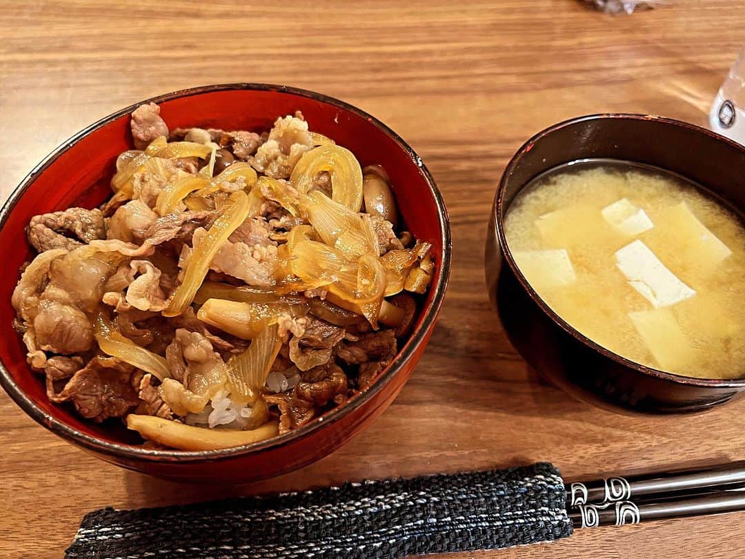 原田喧太のインスタグラム：「ほ本日の喧太飯 #牛丼  #豆腐の味噌汁  召し上がれ〜」
