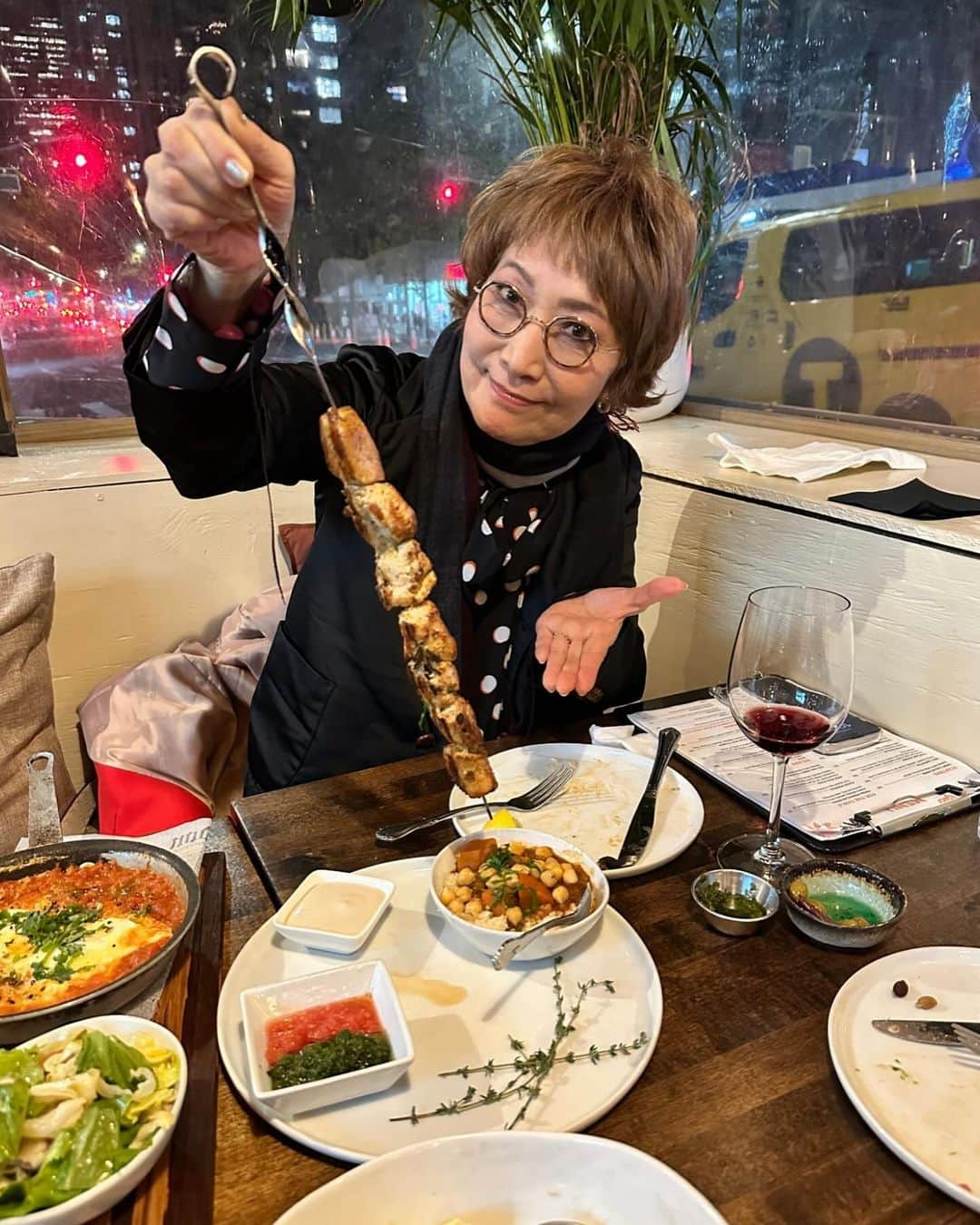 森山良子さんのインスタグラム写真 - (森山良子Instagram)「今日もゆっくり起きてレッスンに。スタッフとスーパーに行きめっちゃ楽しいお土産のお買い物。地下がスーパーで上はアパートメント。いいなぁ、私ここに住みたい❗️などほざきつつ  コーシャーレストランでケバブやカリカリに揚げたカリフラワー、フムス、お腹いっぱいになったのにもたれない、健康的な食事。もちもち赤ワインも忘れずに。ここにはまた来る！、、  夜はバードランドでのライブ鑑賞。 もちもちウオッカ&トニック、あ、間違えたウオッカマティーニ、エクストラでオリーブ増し🫒。オリーブが多いと出汁が効くような？？と思うのは私だけ？」11月9日 18時38分 - ryoko5699