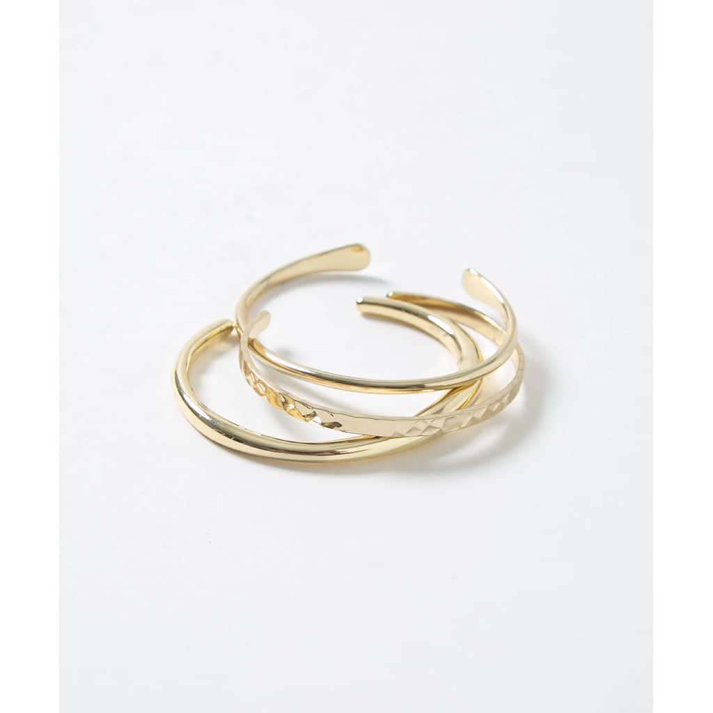 ファクトタムさんのインスタグラム写真 - (ファクトタムInstagram)「【Gold Accessories】  Bangle,Bracelet,Necklace  手に取りやすい価格で高級感のゴールドアクセ 袖口や首元からさりげなく煌めく上品な輝き  ____________________  @factotum.official @kojiudo  #factotum #ファクトタム」11月9日 18時39分 - factotum.official