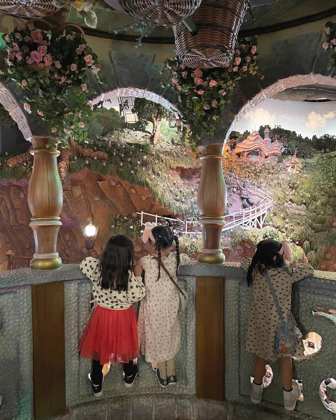 AMOのインスタグラム：「𝚂𝚊𝚗𝚛𝚒𝚘 𝙿𝚞𝚛𝚘𝚕𝚊𝚗𝚍🎀🌳🌹 幼稚園の運動会の代休になかよし3人組で。 娘は初ピューロ✧ かわいいものだらけで大興奮でした🍓  10年前、ママはここでキキララちゃんとライブしたことがあるんだよって言っても信じてもらえない... . ̯. ✩  #サンリオピューロランド #sanriopuroland」