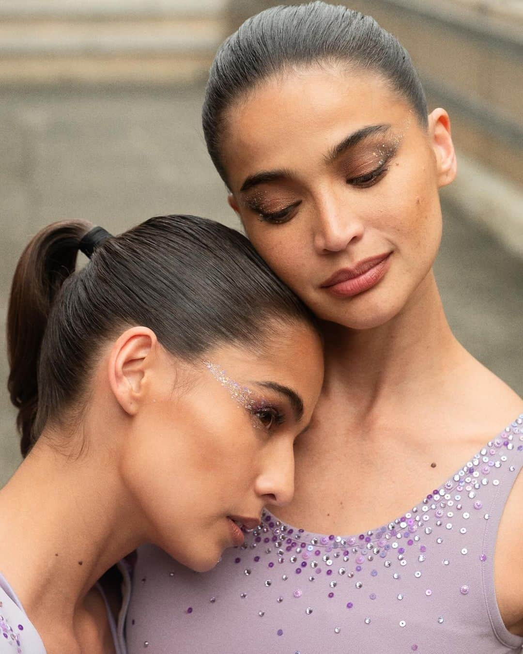 アン・カーティスのインスタグラム：「Sestras will always be there to try and help “fix you” no matter what. Love you sestra. Thank you for joining our Magpasikat. @jascurtissmith 💜💜💜  📸: @luisruizzzz  📸: @imlukeabadiano  #Magpasikat2023AnneRyanOgie」