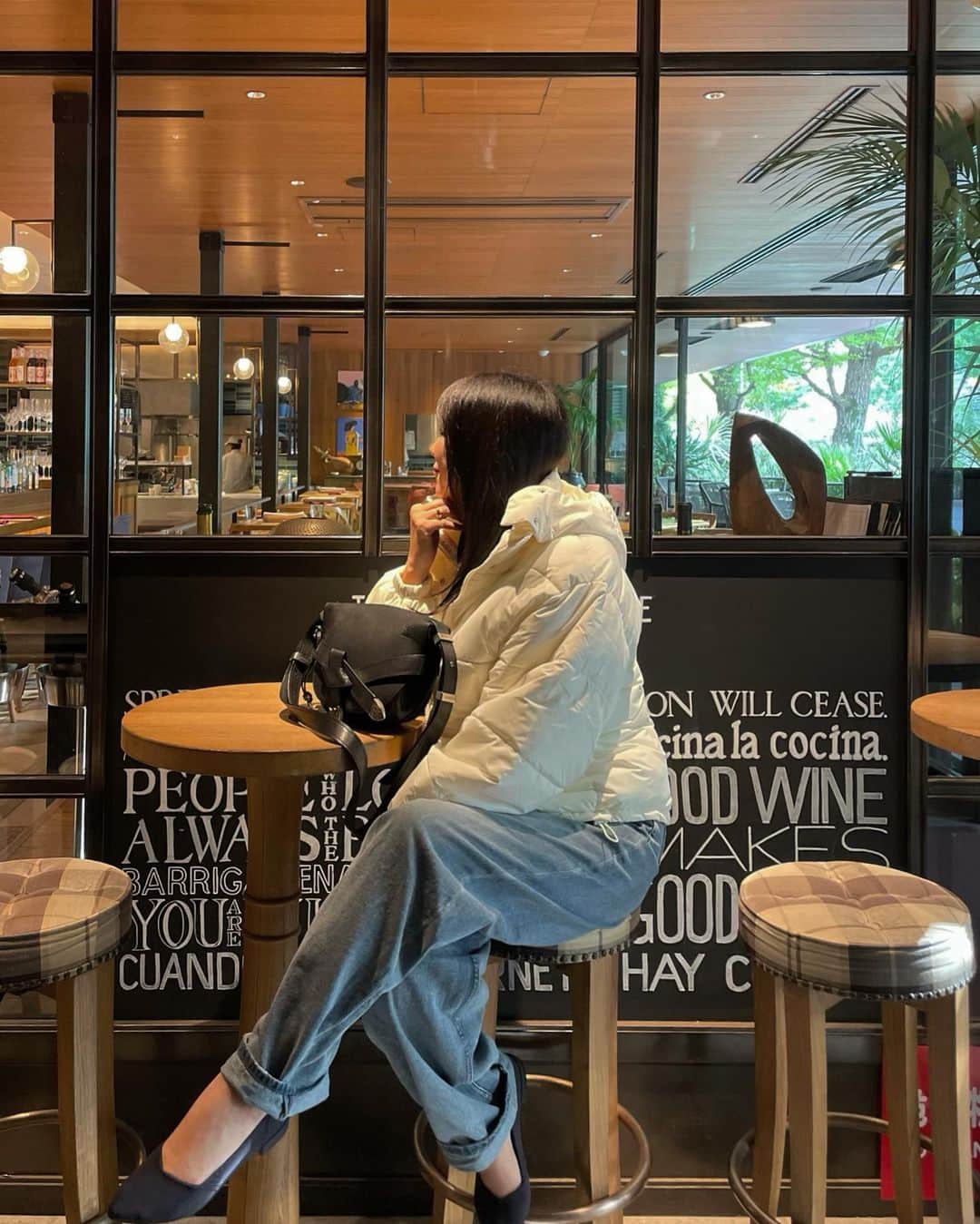 のインスタグラム：「☆ 𝕠𝕦𝕥𝕗𝕚𝕥 ☆  . 今年のダウンは白🤍 @wego_zozo   今月末、息子が修学旅行で日光に行くんだけど寒いのかなぁ そんな息子、元素にハマってるんたけど クイズ出されても本当に分からない🤦 なんなら酸素と二酸化炭素しか分からない  . . #pr#wego#大人カジュアル#大人wego#grl#グレイル #高身長女子#高身長コーデ#40代コーデ #40代ファッション#大人カジュアル#30代ファッション #30代コーデ#骨スト#骨格ストレート#シンプルコーデ#キレイめコーデ」