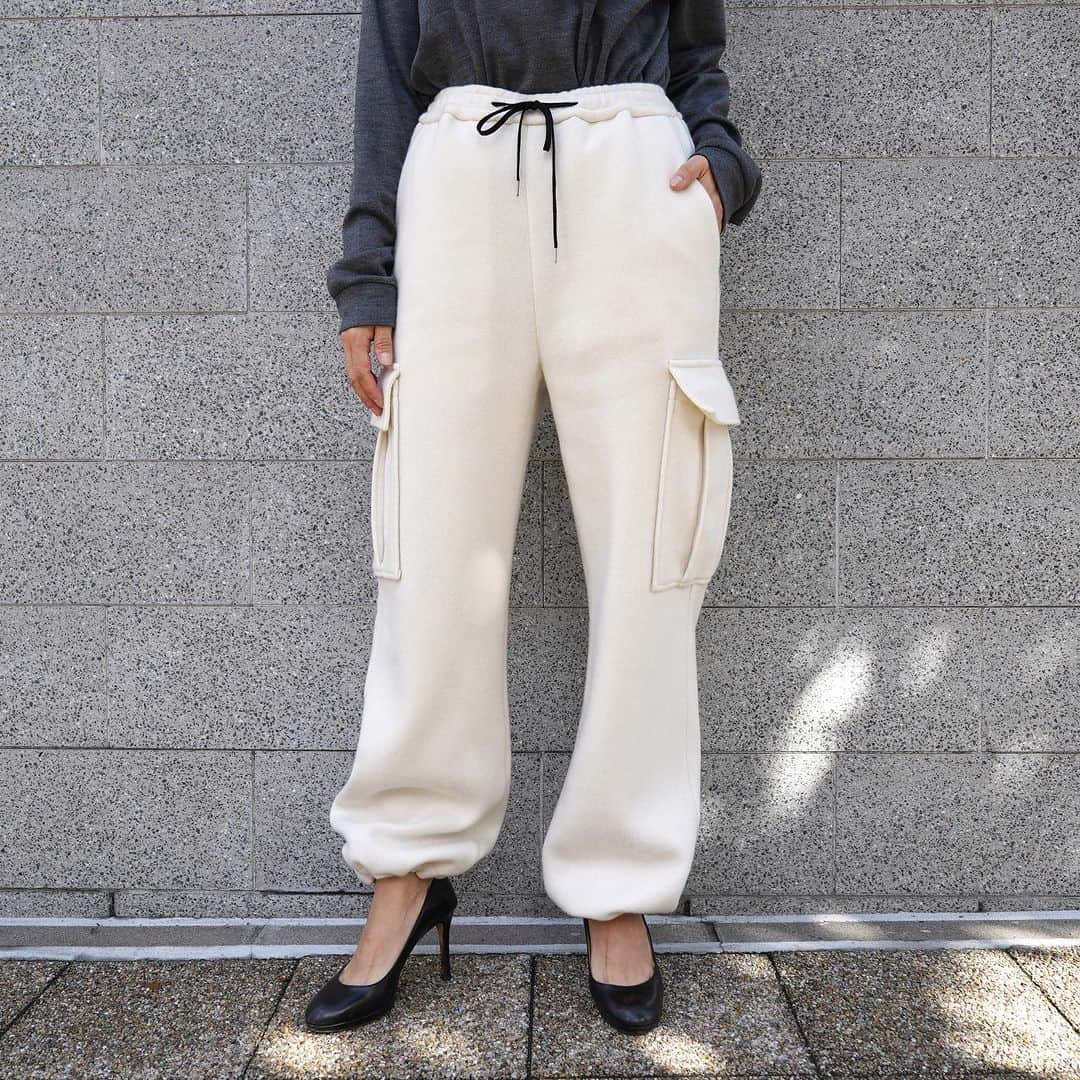 のインスタグラム：「. [Allege.] Wool Cargo Pants.  ウール素材のカーゴパンツ。 裾の絞りを調整して2wayでの着用をしていただけます。  -  #mawsapporo #MāW #allege #sapporo #hokkaido」