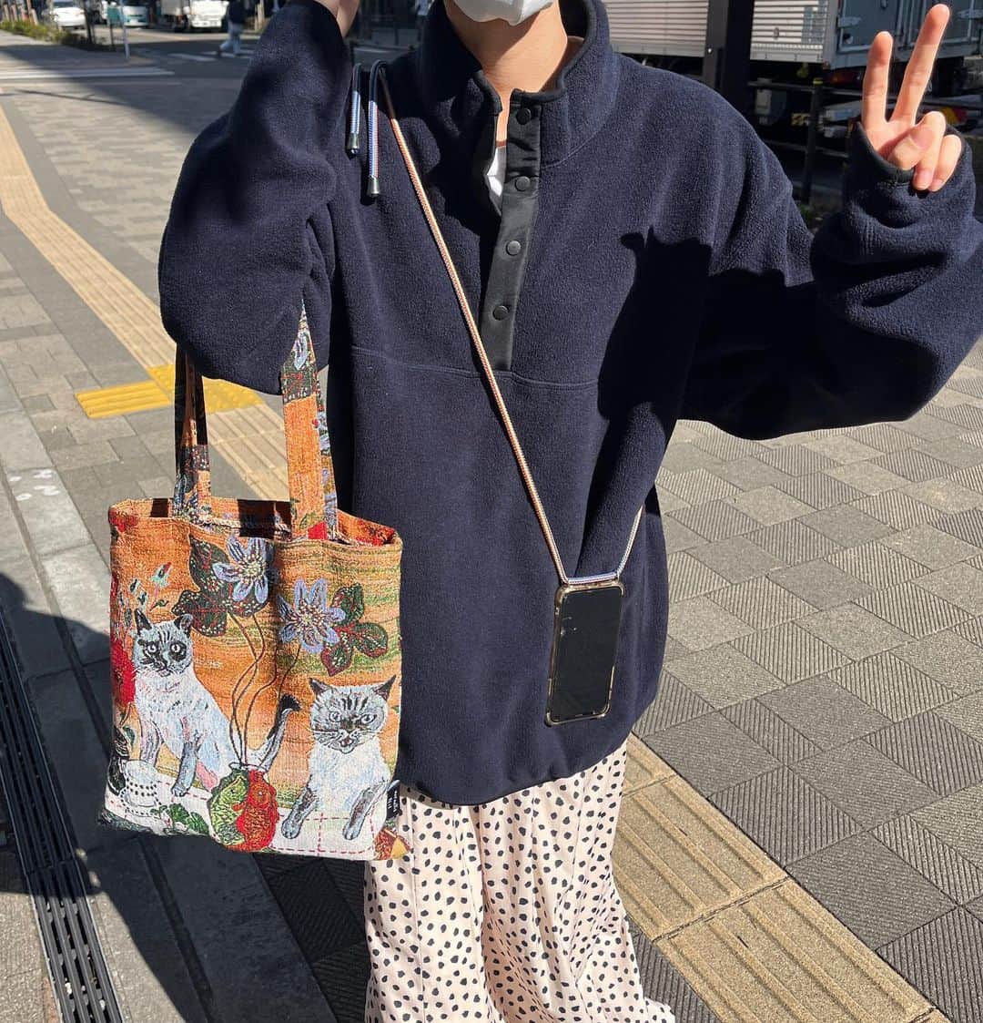 山本真莉のインスタグラム：「こういうムードよね秋ってね  tops : @uniqlo_jp  skirt : used bag : @i_kikino thx😘  #真莉の日常服」