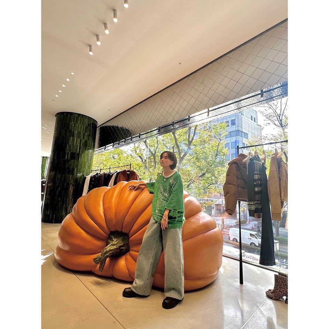 板垣李光人さんのインスタグラム写真 - (板垣李光人Instagram)「CASA LOEWE Omotesando  ジョナサンのクリエイティビティと店内に佇む数々のアート達、そして開放的な窓から覗く表参道の並木の調和が、東京の喧騒を忘れさせてくれる空間となっていました。 ファッション&アートフリークとしては最早居住したさまであります。 店内の壁に使われているタイルも今回の為に拵えられたようで、個人的にはガウディが手がけたグエル公園を思い起こさせ思わず指で触れて撫でたくなりました（カサ・ミラのムードも感じたり） ショッピングはもちろんですが、安らぎを欲する時にもふらりとお邪魔したいです。  11月11日にオープンだそうでして。  #LOEWE #LOEWEOmotesando #ThanksLoewe」11月9日 18時48分 - itagakirihito_official