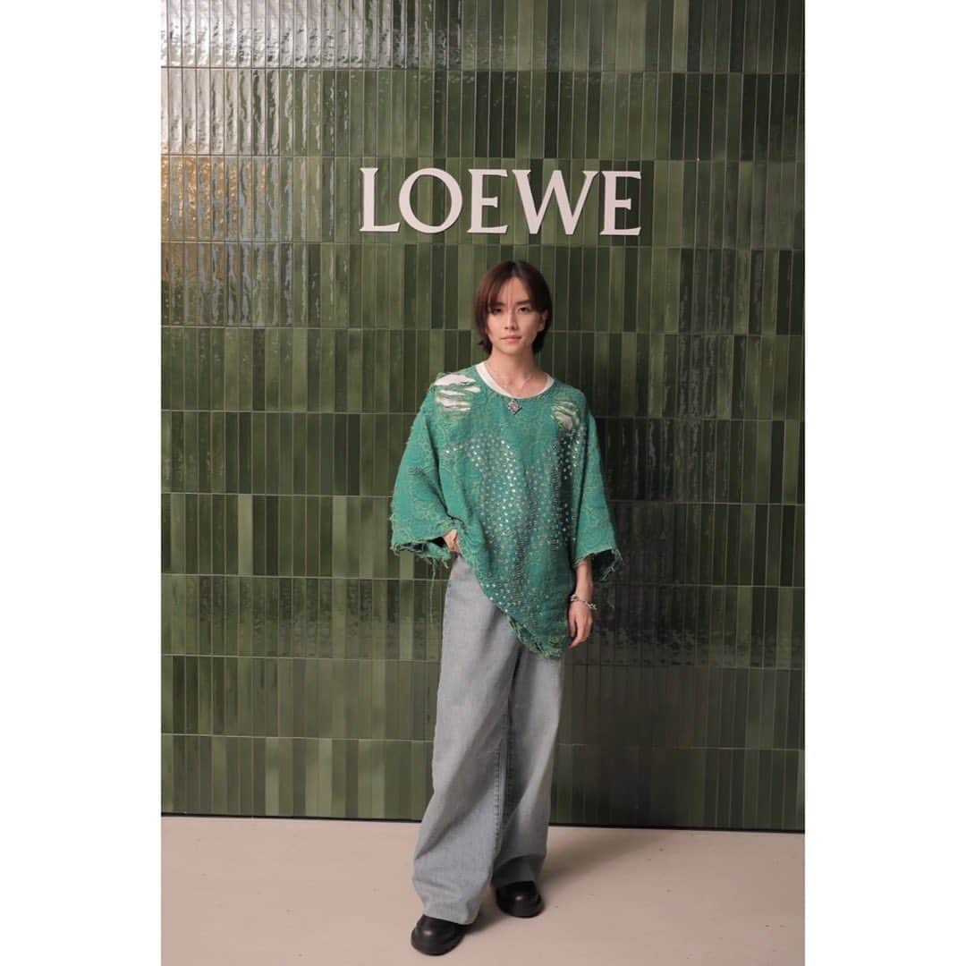 板垣李光人さんのインスタグラム写真 - (板垣李光人Instagram)「CASA LOEWE Omotesando  ジョナサンのクリエイティビティと店内に佇む数々のアート達、そして開放的な窓から覗く表参道の並木の調和が、東京の喧騒を忘れさせてくれる空間となっていました。 ファッション&アートフリークとしては最早居住したさまであります。 店内の壁に使われているタイルも今回の為に拵えられたようで、個人的にはガウディが手がけたグエル公園を思い起こさせ思わず指で触れて撫でたくなりました（カサ・ミラのムードも感じたり） ショッピングはもちろんですが、安らぎを欲する時にもふらりとお邪魔したいです。  11月11日にオープンだそうでして。  #LOEWE #LOEWEOmotesando #ThanksLoewe」11月9日 18時48分 - itagakirihito_official