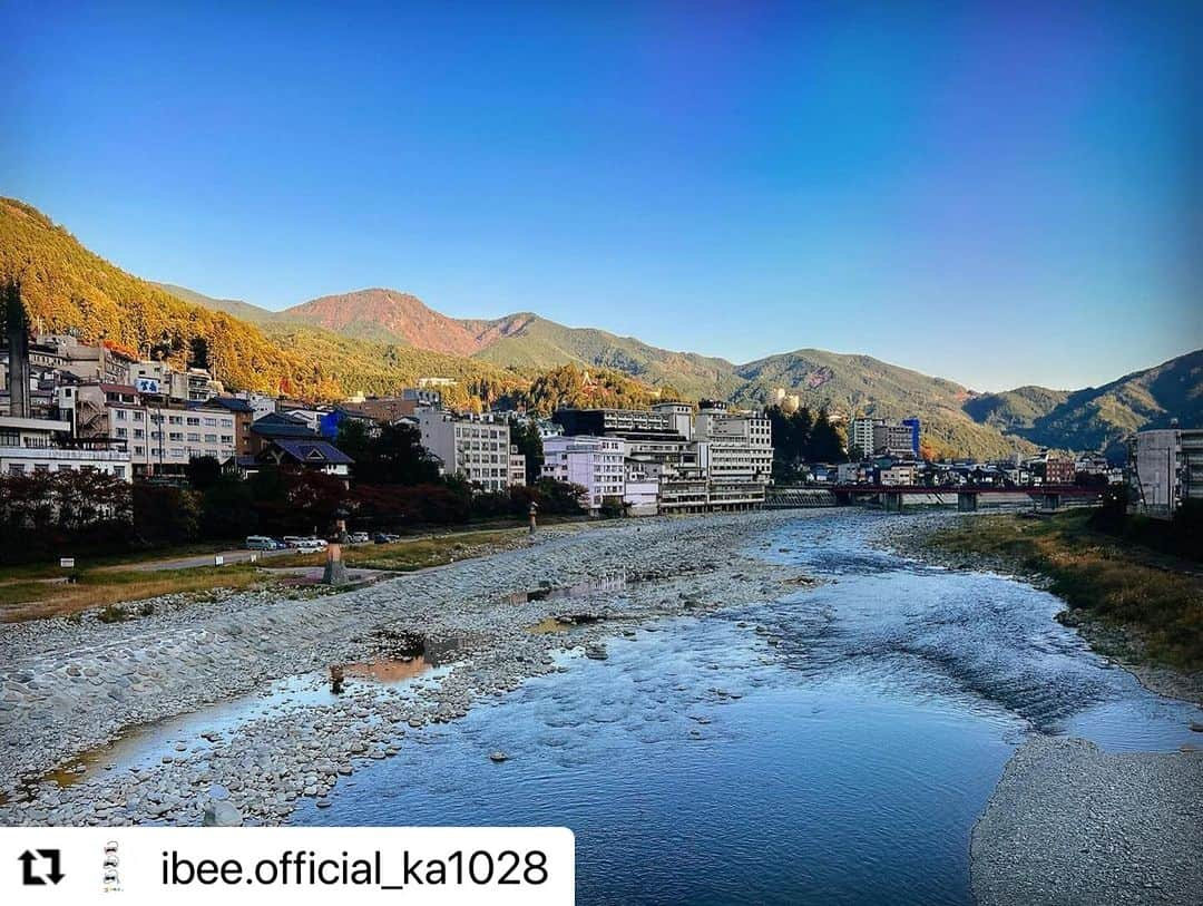 Gero City【下呂市公式アカウント】のインスタグラム：「#Repost @ibee.official_ka1028 with @use.repost ・・・ おはこんばんはろにちわ！ ⁡ 今回は食べ物ではなく、景色です！ ⁡ 下呂と言ったらこの景色ですよね！ 電車に乗った時の特権です！ ⁡ また紅葉しつつある山々に癒されました🍁 ⁡ また、たくさんの星が綺麗に見えることが良い所だと思います！ ⁡  空気も美味しいし最高っす！ ⁡ 山に囲まれて安心しますが、カメムシだけは勘弁してくれ…と思います💦 ⁡ ⁡ まぁゴキブリ子さんよりはマシかもな…((どっちも嫌だ ⁡ ⁡ #岐阜県 #岐阜 #ぎふ #gifu #gifuphoto  #gifuprefecture  #gifugram  #gifusta  #下呂市 #下呂温泉 #下呂温泉街  #gero #gerostagram  #上原 #カミハライフ #kamihalife #山 #山のある風景  #田舎 #田舎暮らし #田舎の風景  #田舎の景色  #田舎生活  #紅葉  #星 #夜空 #綺麗 #田舎の特権#岐阜県インスタ部」