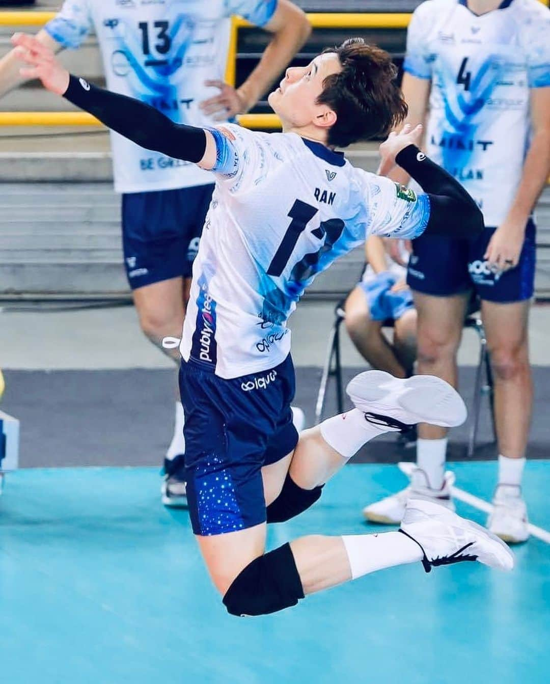 髙橋藍のインスタグラム：「RAN TAKAHASHI 🇯🇵   The outside hitter put on a blocking show last night for @verovolley in their 3-1 win 🆚 @veronavolleyofficial. He scored 4 blocks in his 2️⃣1️⃣ point performance.  📺 Full match replay on VBTV.  ⏰ #SuperLega schedule - LINK IN BIO.  🏐 #volleyball #pallavolo」