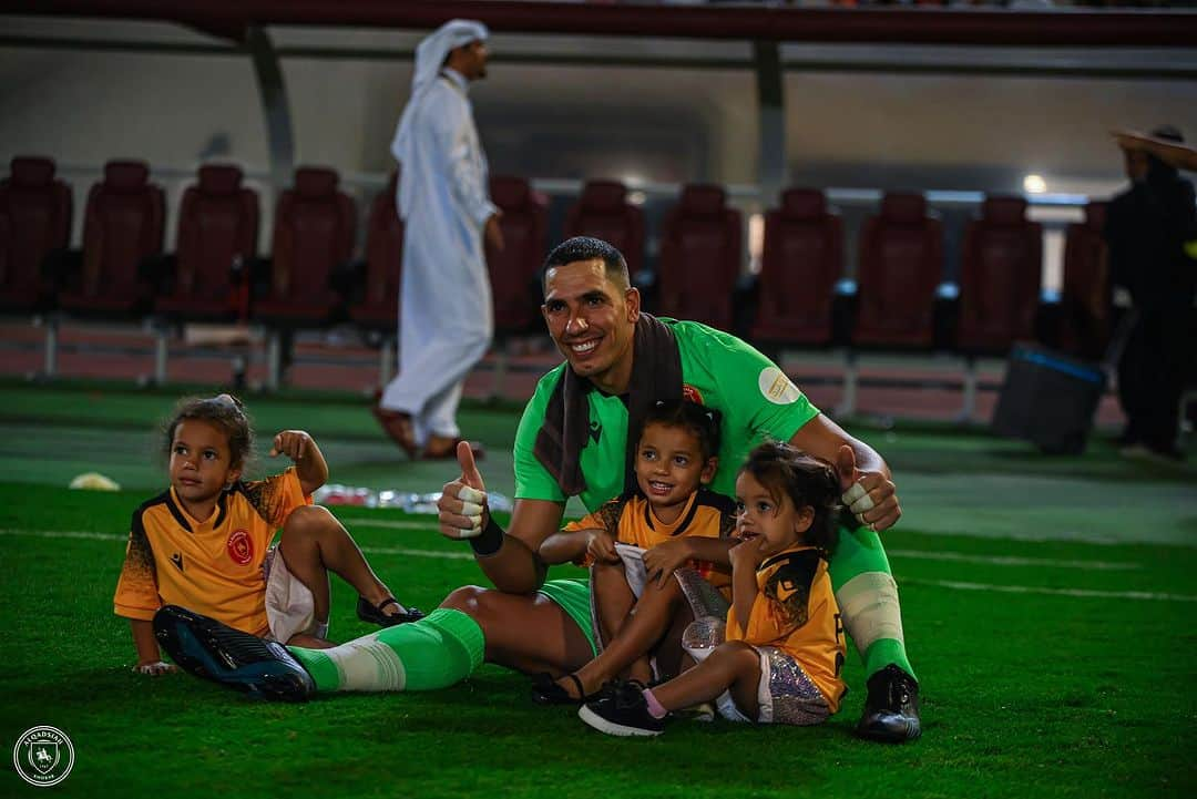 ジョエル・ロブレスのインスタグラム：「👧😊⚽️」