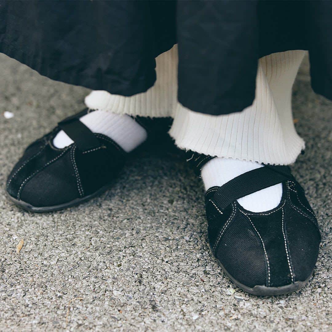 ハグマグ編集部さんのインスタグラム写真 - (ハグマグ編集部Instagram)「rikoさん& himariちゃん・ 4歳  レトロな柄を親子でリンク🤎  ［mama］ Outer：vintage One-piece：uji Inner＆Bottoms：Ray BEAMS Socks：UNIQLO Shoes：Foundry Mews  ［kids］ Tops：ZARA One-piece：emasroom Socks：H&M Shoes：vintage ___________________________________  詳しくはウェブサイトの記事で紹介中。プロフィールのリンクからチェックしてね🌼 @hugmug_insta ___________________________________ #hugmug#ハグマグ#親子スナップ#ママファッション#ストリートコーデ#ガーリーカジュアル#秋コーデ#秋ファッション#秋服#リンクコーデ#親子リンク#キッズファッション#キッズスタイル#ママコーデ#ママコーデファッション#カジュアルコーデ#秋色カラー#おしゃれキッズ#ベビー服#男の子コーデ#女の子コーデ#家族コーデ#ファッションスナップ#親子ファッション#家族コーデ#家族写真#家族スナップ#親子リンクコーデ#親子ペアルック#親子装#ハグマグファミリー」11月9日 18時52分 - hugmug_insta
