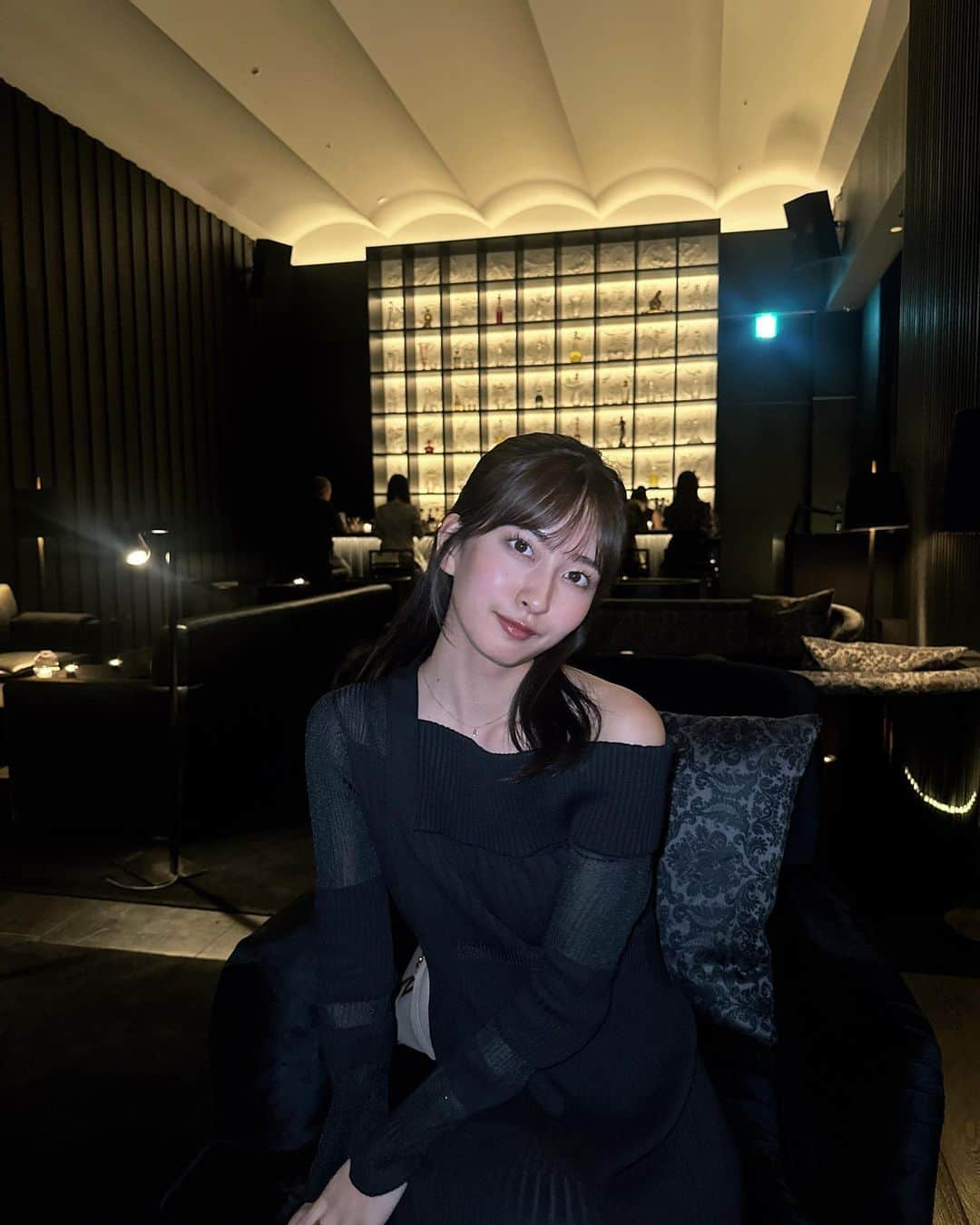 斉藤里奈のインスタグラム：「🐈‍⬛🕯 (珍しくおめかししたので載せちゃいます)」