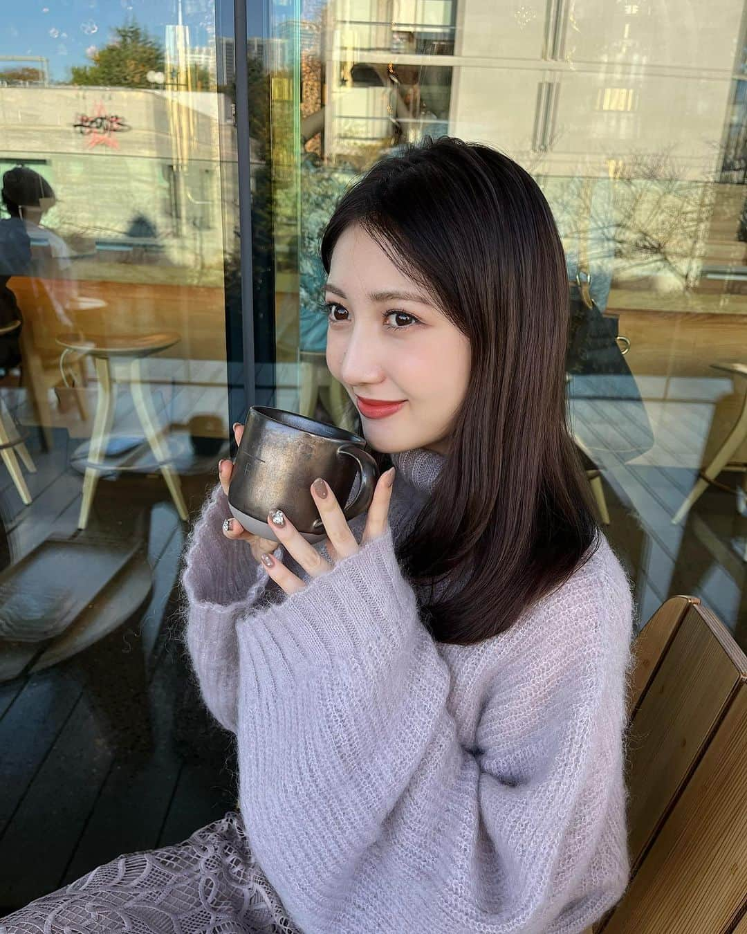 宮﨑葉苗さんのインスタグラム写真 - (宮﨑葉苗Instagram)「. 📍#starbucksreserveroasterytokyo (中目黒)  カプレーゼのフォカッチャ初めて食べたけどチーズが美味しかった🍅♡  今月も @misamisa124 さんにネイルしてもらった〜！キラキラのハートお気に入り✨  @libjoie のニットかわいい、、ふわふわなの🫠🤍  #中目黒カフェ#中目黒ランチ#ベージュコーデ#パープルニット#タートルニット#秋コーデ#秋ネイル#ブラウンネイル#ハートネイル」11月9日 18時55分 - hanae_miyazaki