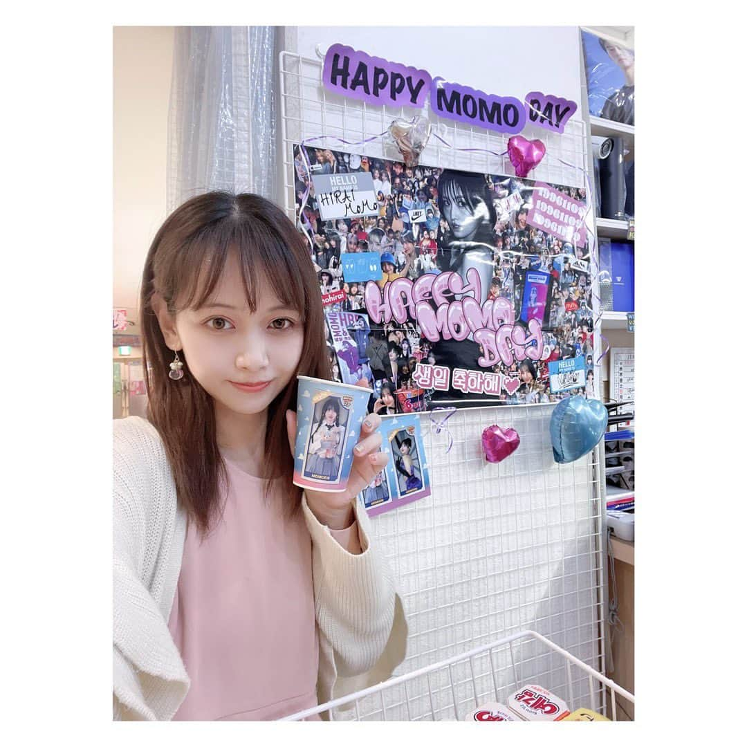 小河結香さんのインスタグラム写真 - (小河結香Instagram)「Happy MOMO Day 🫶💖  マーキュリーさんの動画大好きで よくメイクしながらとか見てるんだけど モモりんのBDって事でセンイルイベントを 全国で開催してくれるらしく 名古屋のに行ってきました✨  丁度お仕事お休みだったから 推し事に費やすつもりだったので 朝から久々の大須へ☀️ 韓流ショップって行った事なくて すぐ無くなっちゃうって話だったから オープンと同時に行くつもりだったのに 迷子になって少し遅れて無事到着💨 可愛く飾ってあって韓国人男性の店員さんに 恐る恐る「これどうやったら貰えますか？」 って聞いたよね😂めちゃ緊張した💦  大事に持って帰って推し撮り📷 今回トイストーリーのパロとの事で 天使のおもちゃ箱漁ったよね✋笑 あと親子で気に入って最近買ってる ハート型のマシュマロも添えて😘 あとで責任持って美味しく頂きました👍  モモりんが1番好きなんだけど(ミサモ最強) どっちかって言うとモモりん推してる まさし推しみたいなとこあるからな🤔 清々しい程全力でオタ活してる姿は 見ててホントに飽きないし楽しい❣️ 美女は世界を癒すけど やっぱオタクは世界を救うからな🌍  これからも動画楽しみにしてます🥰 そして最後になっちゃったけど まさしの推しのモモりん お誕生日おめでとうございます🎉  #happymomoday #マーキュリー主催 #センイルイベント #トイストーリーパロ #ソウルコスメhana名古屋店 #平井もも誕生祭2023 #推し撮り #推し映え #推し活 #オタ活 #推し事 #ゆんのヲタ活記録」11月9日 18時55分 - yun2world