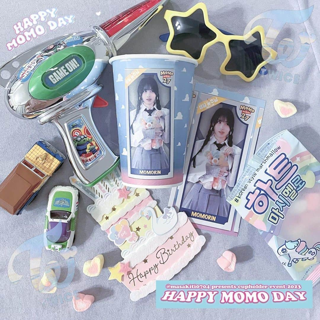 小河結香さんのインスタグラム写真 - (小河結香Instagram)「Happy MOMO Day 🫶💖  マーキュリーさんの動画大好きで よくメイクしながらとか見てるんだけど モモりんのBDって事でセンイルイベントを 全国で開催してくれるらしく 名古屋のに行ってきました✨  丁度お仕事お休みだったから 推し事に費やすつもりだったので 朝から久々の大須へ☀️ 韓流ショップって行った事なくて すぐ無くなっちゃうって話だったから オープンと同時に行くつもりだったのに 迷子になって少し遅れて無事到着💨 可愛く飾ってあって韓国人男性の店員さんに 恐る恐る「これどうやったら貰えますか？」 って聞いたよね😂めちゃ緊張した💦  大事に持って帰って推し撮り📷 今回トイストーリーのパロとの事で 天使のおもちゃ箱漁ったよね✋笑 あと親子で気に入って最近買ってる ハート型のマシュマロも添えて😘 あとで責任持って美味しく頂きました👍  モモりんが1番好きなんだけど(ミサモ最強) どっちかって言うとモモりん推してる まさし推しみたいなとこあるからな🤔 清々しい程全力でオタ活してる姿は 見ててホントに飽きないし楽しい❣️ 美女は世界を癒すけど やっぱオタクは世界を救うからな🌍  これからも動画楽しみにしてます🥰 そして最後になっちゃったけど まさしの推しのモモりん お誕生日おめでとうございます🎉  #happymomoday #マーキュリー主催 #センイルイベント #トイストーリーパロ #ソウルコスメhana名古屋店 #平井もも誕生祭2023 #推し撮り #推し映え #推し活 #オタ活 #推し事 #ゆんのヲタ活記録」11月9日 18時55分 - yun2world