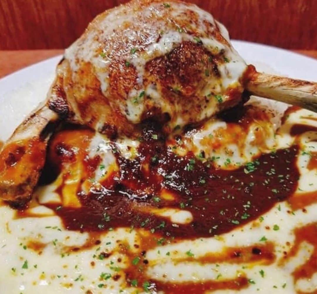チキン南蛮カレーのルウ王子のインスタグラム：「本日もカレー倶楽部ルウへ たくさんのご来店 あルウがとうございます！  売切れ中だった 骨付きハンバーグカレー 本日再入荷！  ぜひぜひこの機会に！  カレー最高！ テゲうますぎルウ！ ★ ★ #都城テイクアウト #チキン南蛮カレー #都城ランチ #カレー #宮崎グルメ #都城カレー #カレー倶楽部ルウ #宮崎 #都城 #カレー好きな人と繋がりたい #宮崎ランチ #都城メンチ #チキン南蛮 #ミート券 #都城市プレミアム付スマイル商品券 #お持ち帰ルウ」