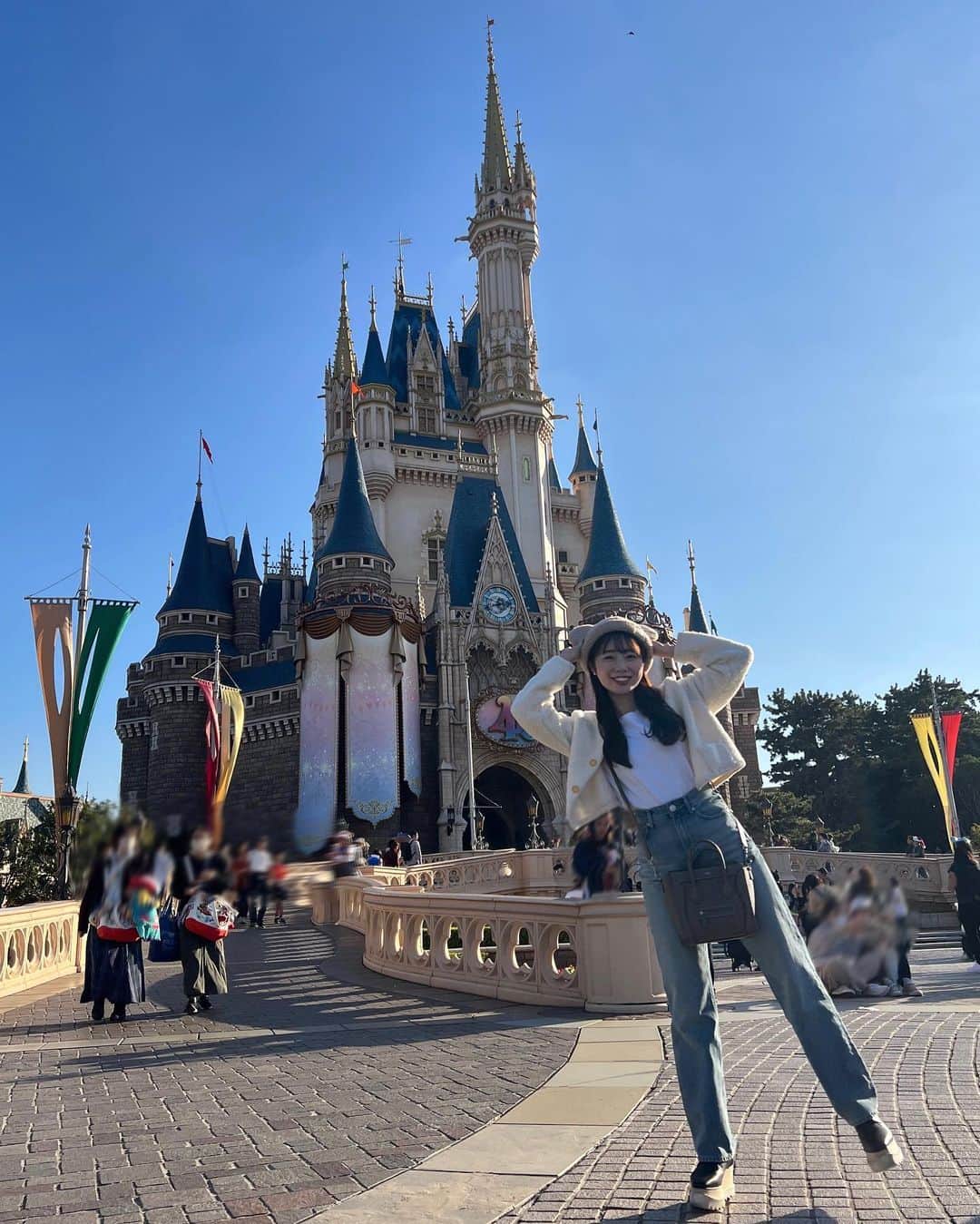 安藤咲良のインスタグラム：「. 5年ぶりくらいのディズニーランド✨！ 初めて美女と野獣のお城も見れた🏰♩ 友達とおばあちゃんになっても 80周年、90周年って行けたらいいね〜 って楽しみな目標もできました😆♡ . #ディズニーランド」