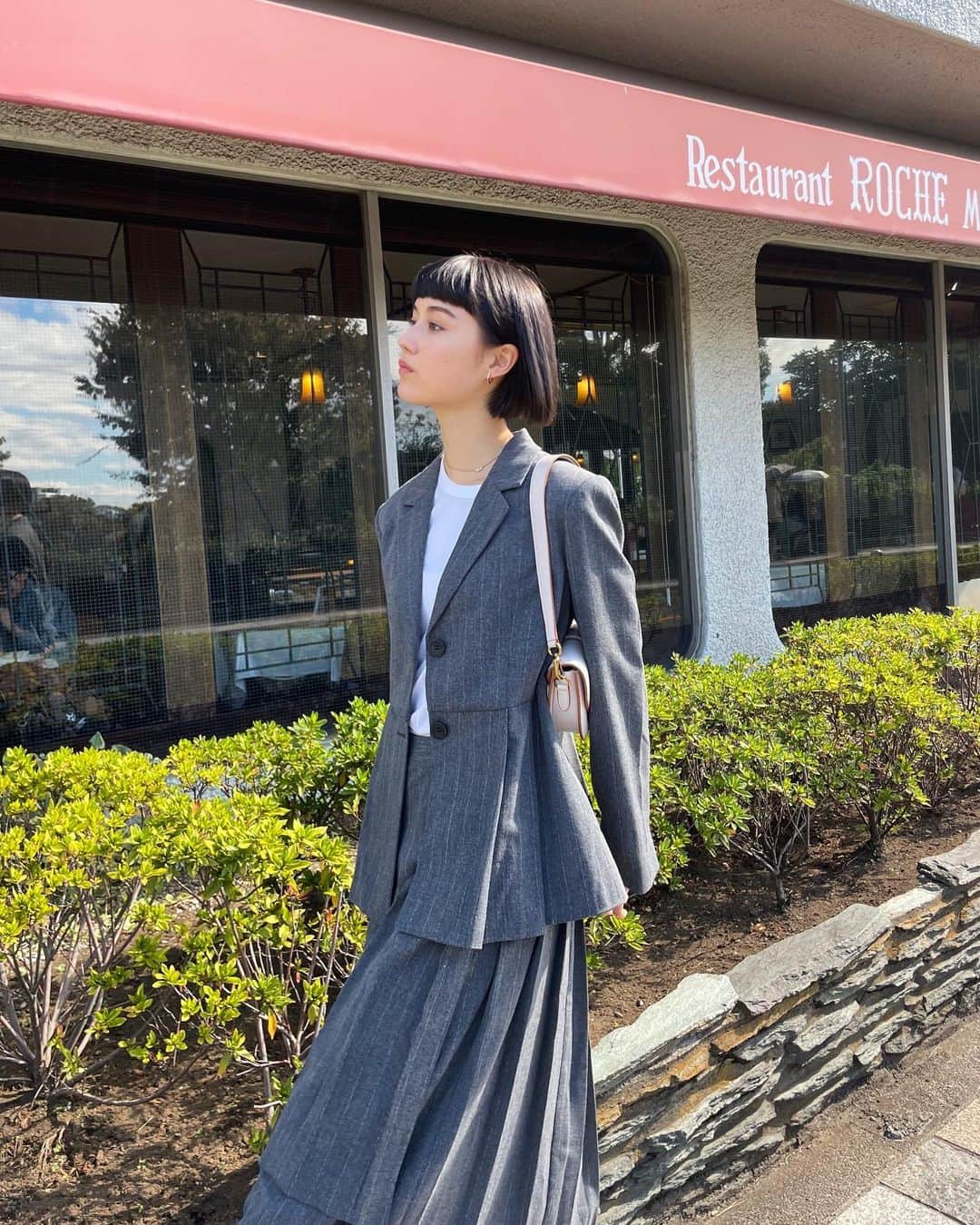 藤本林花美愛さんのインスタグラム写真 - (藤本林花美愛Instagram)「👩🏻‍🎓  ジャケットとアシンメトリーなスカート 両方にたっぷりプリーツがあるから 動くたびヒラヒラして可愛いセットアップ🩶  全体の色味を落ち着かせて トラッドな雰囲気もすき！  Setup: @hm  Bag&Boots: @charleskeith_jp  @charleskeithofficial」11月9日 19時07分 - lily_1001_official