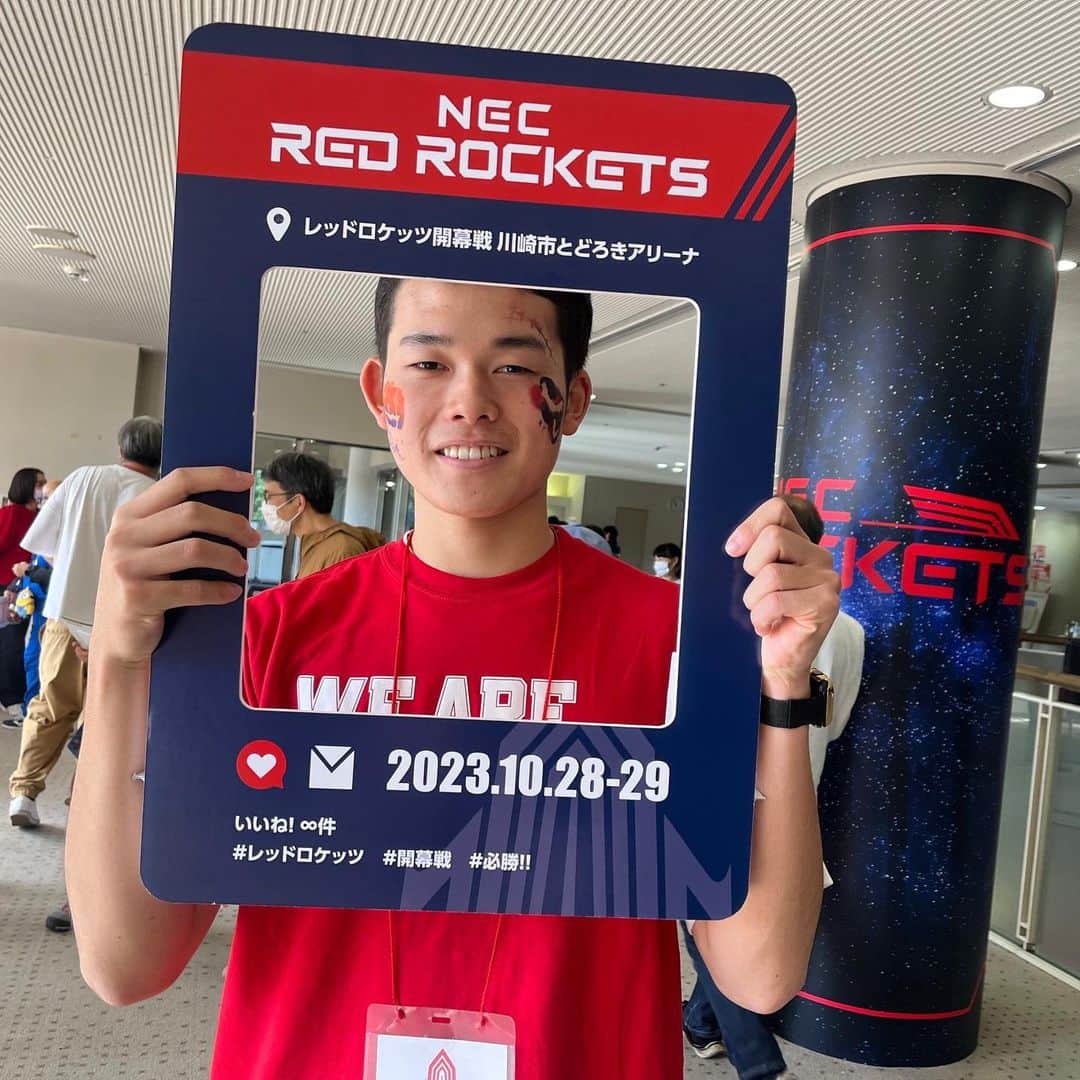 東京ビューティーアート専門学校さんのインスタグラム写真 - (東京ビューティーアート専門学校Instagram)「Vリーグ🏐「NECレッドロケッツ」( @nec_rr_official ) のホームゲームで、『TRICK or ROCKETS ~ロケットに乗って HAPPY HALLOWEEN~』イベント運営！  姉妹校連携＆産学連携活動🏐 先日、姉妹校のスポーツ校( @tokyo_rizosupo ) と一緒にフォトブースとフェイスペイントのブース運営しました💖  約200名沢山の来場者にボディペイントをしました！とても満足していただいたようで、沢山の笑顔が見れてとても嬉しいし楽しかったです😆  東京B×artは企業とのコラボでの現場実習が沢山あります✊🏻 詳しくはオープンキャンパスやLINEで聞いてね！  .  詳しくはHP/プロフィールから🤲🏻 𝗧𝗼𝗸𝘆𝗼𝗕✖𝗮𝗿𝘁 @tokyo_beauty_art_college  .  #今日の東京ビューティーライフ #東京ビューティーアート #美容学生 #美容専門学校 #三幸学園 #jk #vリーグはバレーだよ #vリーグ女子 #vリーグ #ヘアメ #エステ #ネイルデザイン #美容 #beauty #necレッドロケッツ #メイク  #モデル #トータルビューティ #美容好きな人と繋がりたい #美容学生の日常 #美容学生の休日 #お洒落さんと繋がりたい #知る専 #美容学生あるある #バレーボール #美容学生と繋がりたい #美容学生さんと繋がりたい #美容学生の放課後 #美容業界で働く#オープンキャンパススタッフ」11月9日 19時00分 - tokyo_beauty_art_college