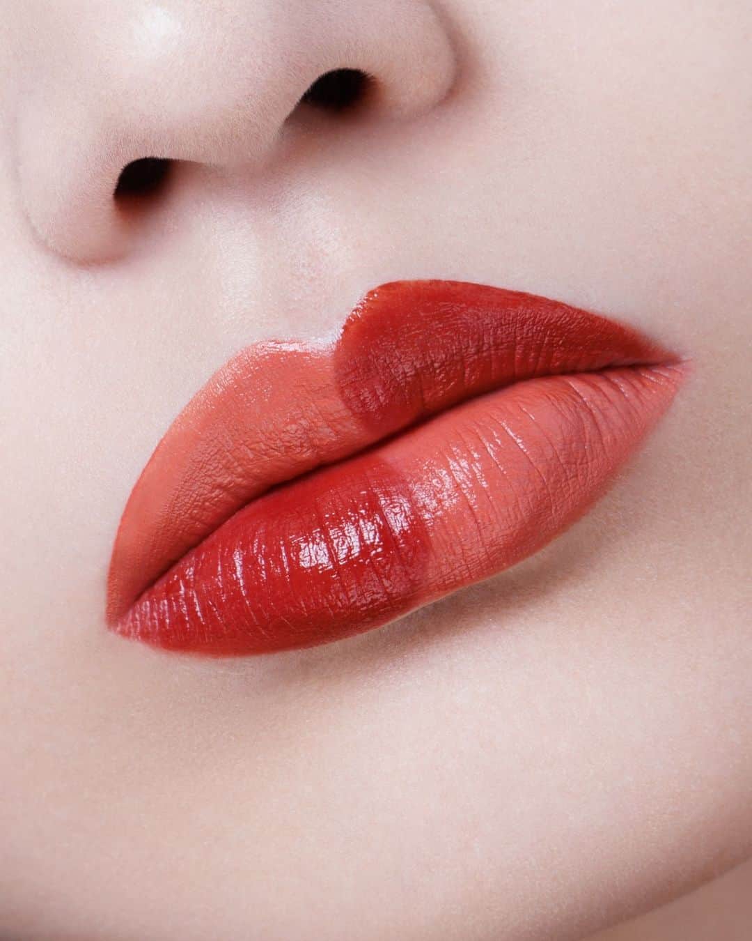 シュウウエムラのインスタグラム：「checkmate.♟️taking your lipstick game up a notch with a shu uemura x JoJo’s Bizarre Adventure blush beige or crimson red? ⁠ ⁠ get the look: ⁠ 🧡rouge unlimited kinu cream #fabulousfighterbeige⁠ ❤️rouge unlimited kinu cream #BR793 “weather brown⁠” ⁠ チェックメイト♟️とろけるようなチークトーンのベージュやクリムゾンレッドで、あなたの口紅をワンランクアップさせない？⁠ ⁠ 使用アイテム⁠ 🧡ルージュ アンリミテッド キヌクリーム ファビュラス ファイターベージュ⁠ ❤️ルージュアンリミテッド  キヌクリーム KC BR 793 ウェザーブラウン⁠ ⁠ makeup artistry by atelier artist @shushupanda.⁠ ⁠ #shuuemura #シュウウエムラ⁠ #shuxJoJosBizarreAdventure⁠ #shuartistry #shuuemuraartist」