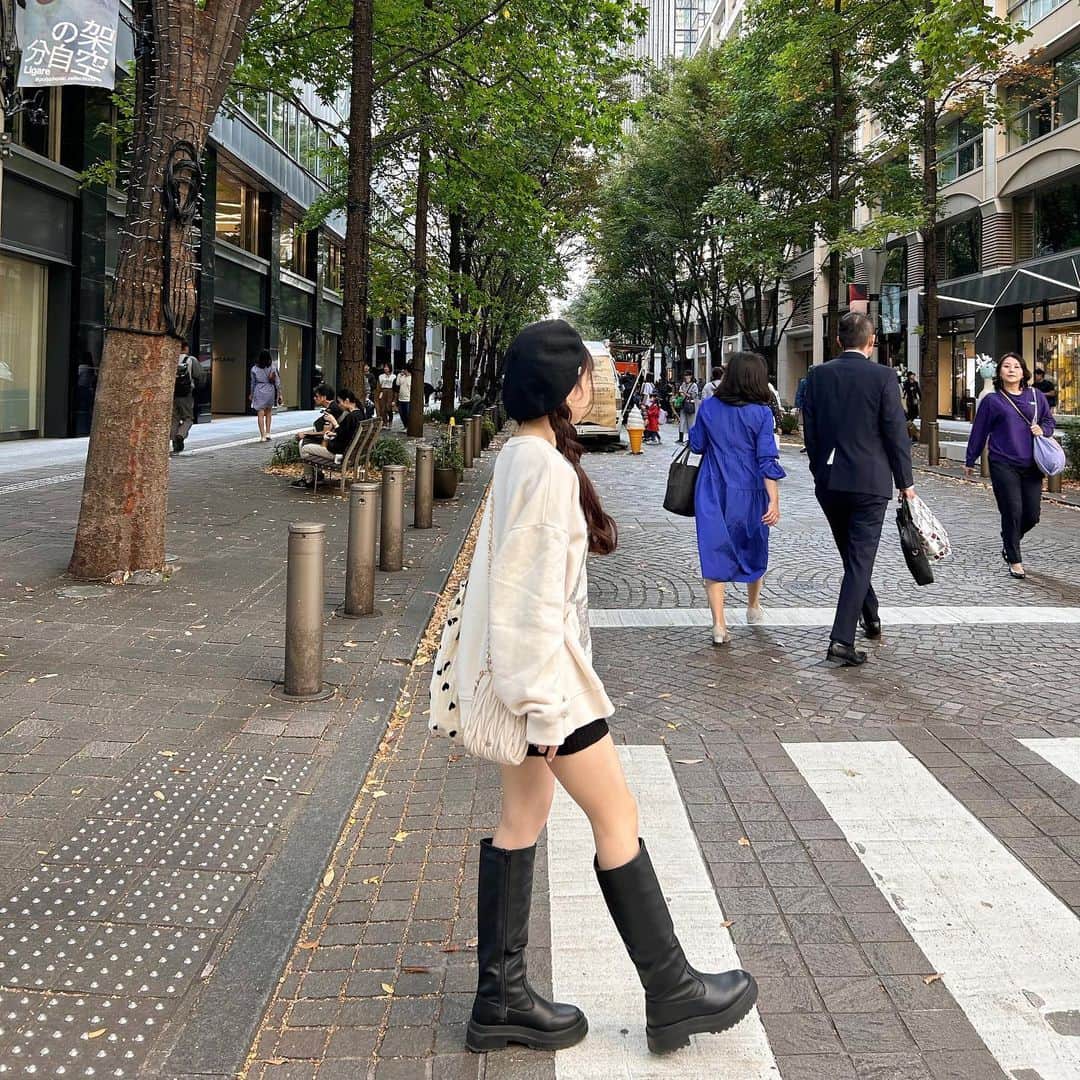 のインスタグラム：「︴𝑡𝑜𝑘𝑦𝑜 𝑐𝑎𝑓𝑒 𝑑𝑎𝑦 , 𝑚𝑜𝑛𝑜𝑡𝑜𝑛𝑒  好きだったカフェコーデ🩰🤍 トレーナーにニットパンツシンプルだけど めちゃくちゃKawaii ⑅   ハートのトートバッグもおにゅうなの .. ,,, ちっちゃいバックの時は必須 .’.’♡  🏷 sweat : zara pants : grl shoes : chico bag : chico taught bag : shopnikoniko hat : Rili store  . . . #秋コーデ #低身長コーデ #モノトーンコーデ #スウェットコーデ #カジュアルガーリー #ニットパンツ #ベレー帽 #ロングブーツ」