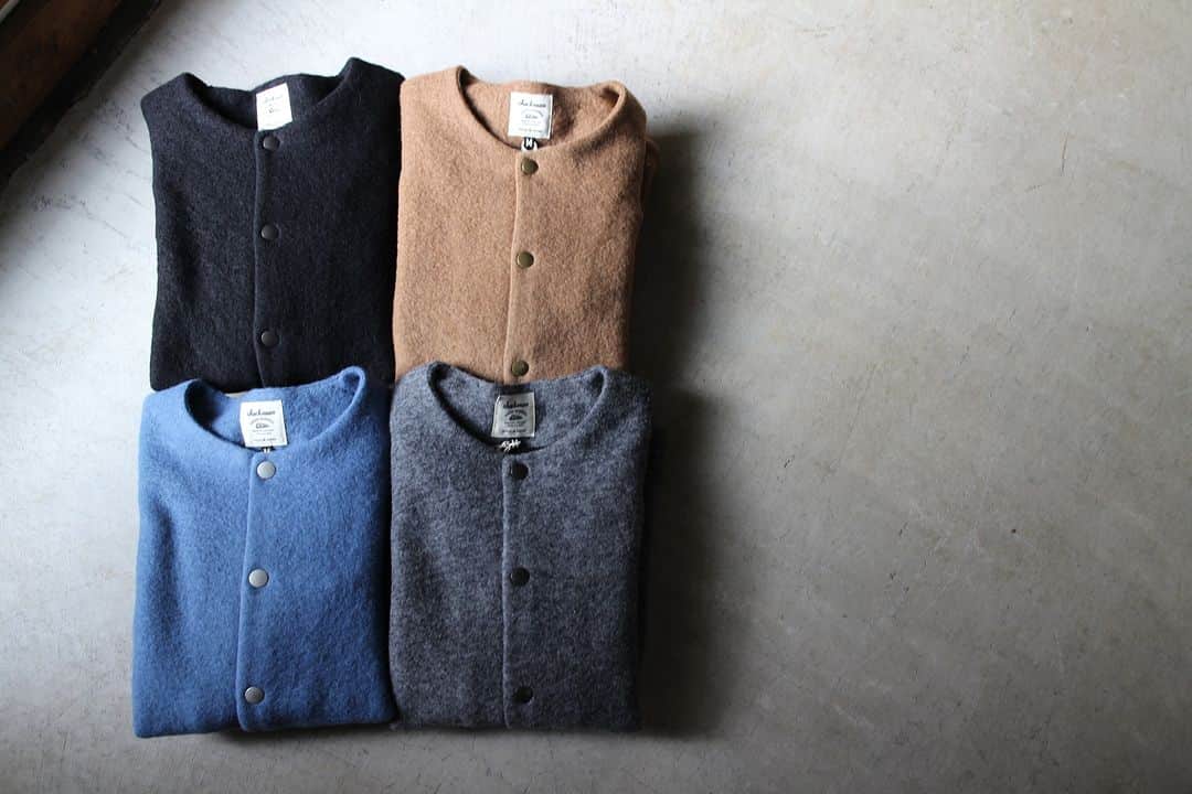 のインスタグラム：「▽ FW23 WOOL COLLARLESS JACKET JM8278 70%WOOL 30%POLYESTER ￥24,200 Color:83 Shadow Sax  スコットランドの シェットランドウールは 海藻などを飼料に混ぜ与え 育てることで 厳しい寒さや湿度から 身を守るために太くて柔らかい毛質になります  そのウールを 無理な撚糸をおこなわず かさ高に編み上げ 温かい空気を繊維の中に とどまらせる工夫を施した カラーレスジャケットです  このカラーレスジャケットは Baseballのユニフォームを デザインベースにした JackmanのDNAを表現した 特徴的なデザインです  襟が無いためミッドネックやパーカ ハイネックなどインナーもしっかり見えますので 色々な組み合わせを お楽しみいただけるジャケットです  Scottish Shetland wool, produced by sheep fed a diet mixed with seaweed, features a soft, thick texture that guards against harsh cold and humidity. This Collarless Jacket features wool twisted loosely into yarn, then knitted into a bulky fabric that keeps warm air trapped in its fibers. This distinctive design is inspired by baseball uniforms and reflects Jackman’s DNA. Because it features no collar, this jacket gives your inner layers such as midnecks, parkas, and highnecks full visibility, offering a variety of combinations for you to enjoy.」