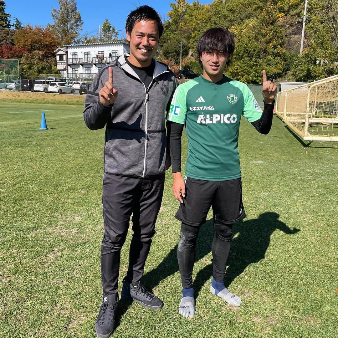 片山真人さんのインスタグラム写真 - (片山真人Instagram)「【ガチャスタグラム サッカー篇】  最近のいろいろをプレイバック⚽️ サッカー三昧な日々や😄 今週末もいろいろあるし、盛り上げ隊やな⤴️  #松本山雅fc の片山の近況報告の会😆 #自己満 😈 #勝手に 報告会や✌️  まずは先週末から放送開始されてる番組告知から📺👀  『教えてガチャさん！11月号』  #テレビ松本 📺 #ご長寿番組 11年目😄🙌 #小松蓮 選手 #山口一真 選手 #ビクトル 選手 突撃インタビューしてます🎤🔥 ぜひご覧ください👍  ほんで各種サッカー教室⚽️  #長野日報社 主催サッカー教室🏟️ #箕輪町 🍁 ⚠️終了後🐝に刺されたんは🤫やで。 季節外れの蜂🐝 蜂も必死やったやろから許す⭕️  #つばさ クラブサッカースクール⚽️ #雨 やったけど元気に敢行💨 #人工芝 でやれる幸せ😃 つばさポーズ🪽は、片山発案で決定😏  #ボールエクササイズ 教室 #高森町 ✨ 少数精鋭でみっちりトレーニング🏋️‍♀️  各イベントに参加してくれたみんな、ありがとう😊 #感謝 🫶  ほんで合間に自分も試合に出場⚽️🔥  #35 league🏃‍♂️ 大人のガチサッカー⚽️ #ob 山雅も山雅コーチ陣も参加✨ #キーパー は往年のホルへ・カンポススタイル🇲🇽🧤笑 ※片山しっかりハットトリック✌️ やっぱサッカーはやるもんやわ💨 次回がまた楽しみや😈  こんな感じでトピックスであげたけど、いろいろやってます✨  みんなに感謝や🙌  #片山真人 #ガチャ 盛り上げ隊⤴️  今週末もいろいろあるし、盛り上げるぜ😈❤️‍🔥  #高ボッチ高原fm ラジオ📻（明日10日朝8時から） #長野県高校サッカー選手権 決勝⚽️（土曜日） #生坂村 イベント⛰️🤝（土曜日） #松本マラソン 🏃（日曜日） #アウェイ 福島戦⚡️（日曜日） #大町市 パブリックビューイング🎤👀（日曜日）  気合い入れていこかーーー🔥🔥🔥  #積小為大  #onesoul 👆  ゴジラ… 迫る。  #ゴジラ 🦖」11月9日 19時00分 - gachastagram.11