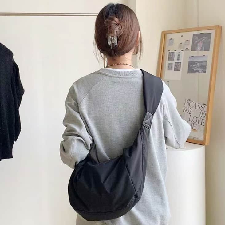 qoo10japanさんのインスタグラム写真 - (qoo10japanInstagram)「💗MOVE byQoo10💗  画像をタップすると商品ページに飛べるよ👆🛒  ジッパー ミディアム ショルダーバッグ [2カラー]/NVELY  Item No.商品番号 :1068043350  ー・－・－・－・－・－・－・－・  Qoo10アカウントでは 新作韓国コスメの情報はもちろん、 Qoo10で販売されている商品にまつわる情報を 毎日お届け！ぜひフォローしてチェックしてね❤ @qoo10.official  #qoo10 #qoo10move #キューテン  ー・－・－・－・－・－・－・－・ : : : : : : : #ジッパーショルダーバック #ナイロンバック #ショルダーバック #2wayバック #3wayバック #小物入れ #カジュアルコーデ #ハンドバック #韓国ファッション #プチプラファッション #ファストファッション #韓国通販 #デートバック #バック好きと繋がりたい #プチプラ通販 #高見えバック #秋コーデ #旅行用バック #おめかしコーデ」11月9日 19時00分 - qoo10.official