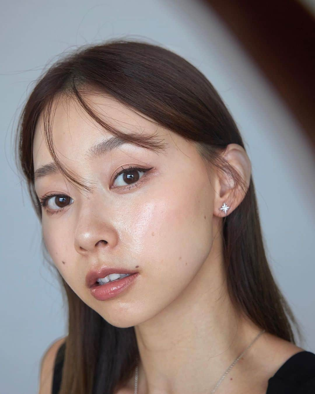 吳斐莉のインスタグラム：「某天朋朋限動私訊我說⋯ 朋朋：這妝感很美，很通透耶～ 我說：是你最愛的植村秀啊😆   我身邊每個姐妹的喜好都各不相同 喜歡植村秀的真的也都很忠心 我自己真的也是愛炸它的通透感 我們 #要水光不要油光 🙌🏼 #看見好皮但看不見妝感 選植村秀 #無極限水潤光粉底霜 就對了～😚   秋冬我皮膚真的是很怕乾 但有的滋潤型底妝妝感都太厚重 植村秀就完美結合了我的喜好 底妝很透保濕度又夠💕   而且這是升級真的又更厲害了 裡頭添加了市面最高比例93%的養膚精華 要給大家滿滿的邊上妝邊保養感 還有山茶花籽精油 奶霜質地更溫潤好推開 薄薄一層就可以有光澤感😍   最重要的是 就算我運動大流汗後 底妝也都不會暗沉喔👆🏻   然後搭配植村秀的 #55弧形底妝刷 別說你不會化妝 弧形很貼合臉部 198,000根的細緻刷毛設計 真的閉著眼睛都可以把底妝 畫的完完美美的啦～ 現在到植村秀官網填單就可以兌換試用包～ 快試試超美的自然光澤🤍    @shuuemuratw  #植村秀 #無極限水潤光粉底霜 #最輕粉霜  #亞洲底妝專家」