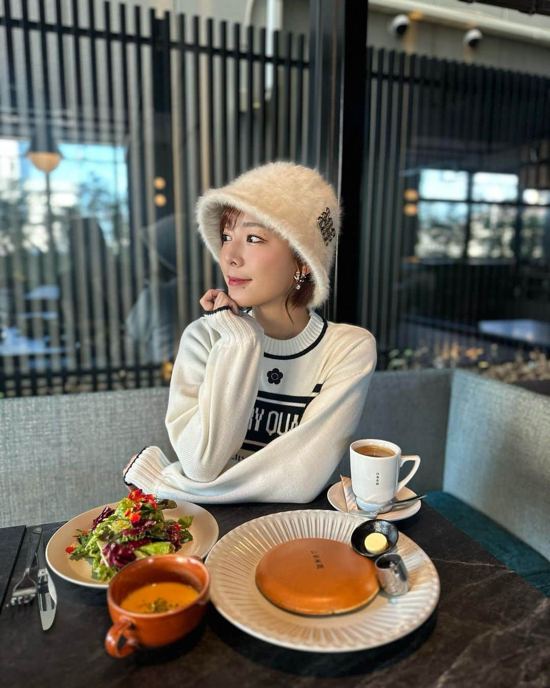 桑原茉萌さんのインスタグラム写真 - (桑原茉萌Instagram)「サウナ女子旅でFAV HOTEL Takayama East( @favhotel )へ🇯🇵⛰️🚆  高山に新しく出来たサウナ付きホテル🏨 世界でも珍しいフィンランド式とモリス式のハイブリッドサウナに、深めの水風呂、テラスがあるから外気浴でちゃんと整えるのも良いし、セルフロウリュウもアロマが入ってて最高すぎました🧖‍♀️🌿  水着もレンタルできるから手ぶらで来ても安心だし、 サウナ室のライティングは上段と下段で好きな色を選べるから 私はもちろん黄色と水色でシンディカラーしたよ🩵🌻  ホテルのスタッフさんは英語を話せる人が多いから外国人観光客の方でも安心して楽しめるし、内装やホテルスタイルも含めて、グローバルで良かった👏🌏💯  高山駅から徒歩5分という好立地💪  さらに今なら「TAKAYAMA EAST開業記念」として fav hotelのフォロワー向け宿泊無料招待キャンペーンが 10/15-11/15まで開催中です！  FAVアカウントフォローすると無料招待が当たるから、 詳しくは最新の @favhotel の投稿をチェックしてみてね🌈  #pr #favhotel #favlux #favhoteltakayama #favluxhidatakayama #favhotelhidatakayaeast #sauna #hotel #サウナ #ホテル #高山観光 #高山観光スポット #飛騨高山 #岐阜 #岐阜観光 #trip #japantrip #gifu #hidatakayama #japantravel #japanlife #fyp #サウナ女子 #彼女とデートなうに使っていいよ」11月9日 19時03分 - cindystory__